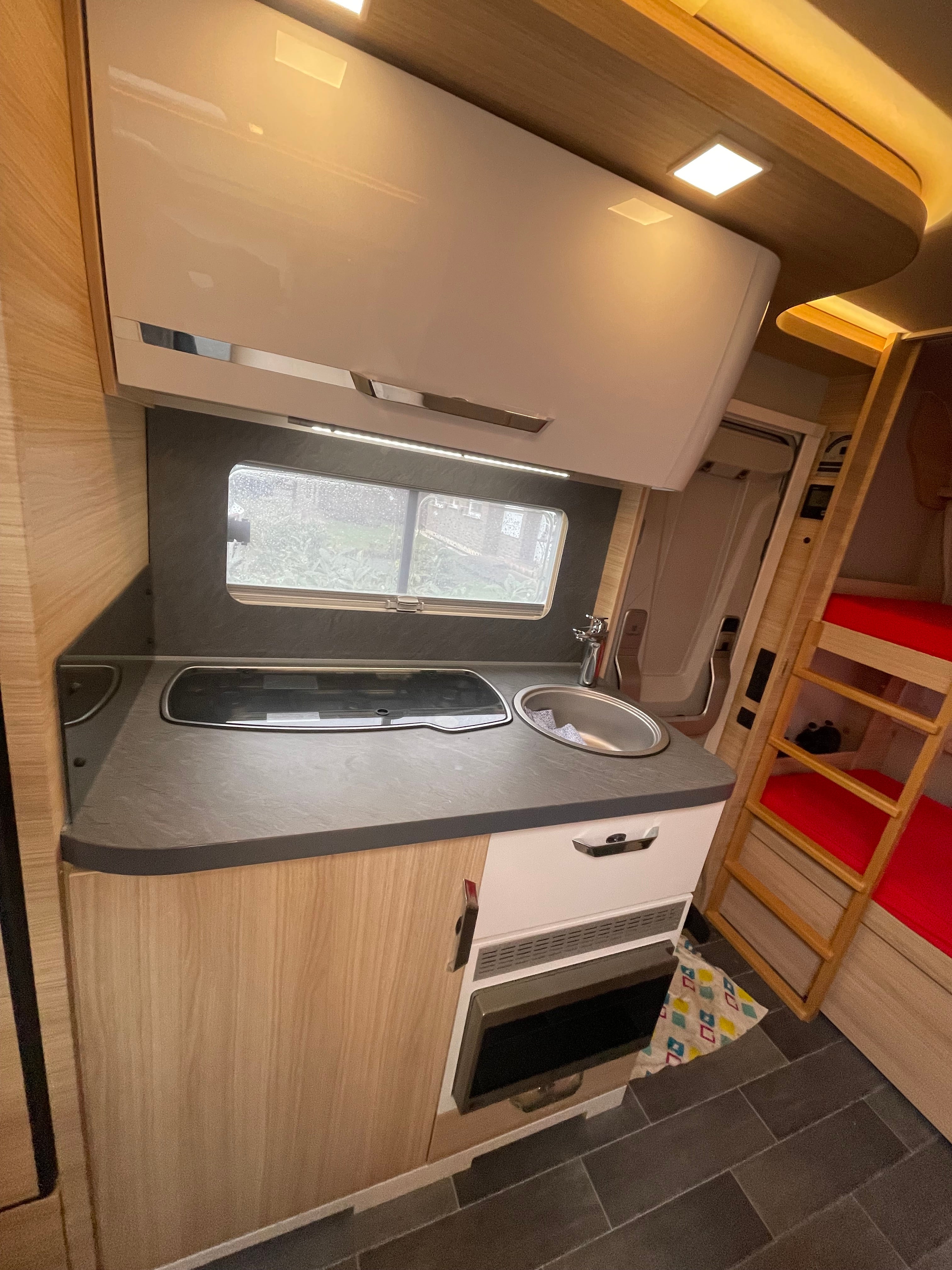 Wohnwagen Tabbert Vivaldi 560 mit 2 Einzelbetten und einem Stockbett – 3