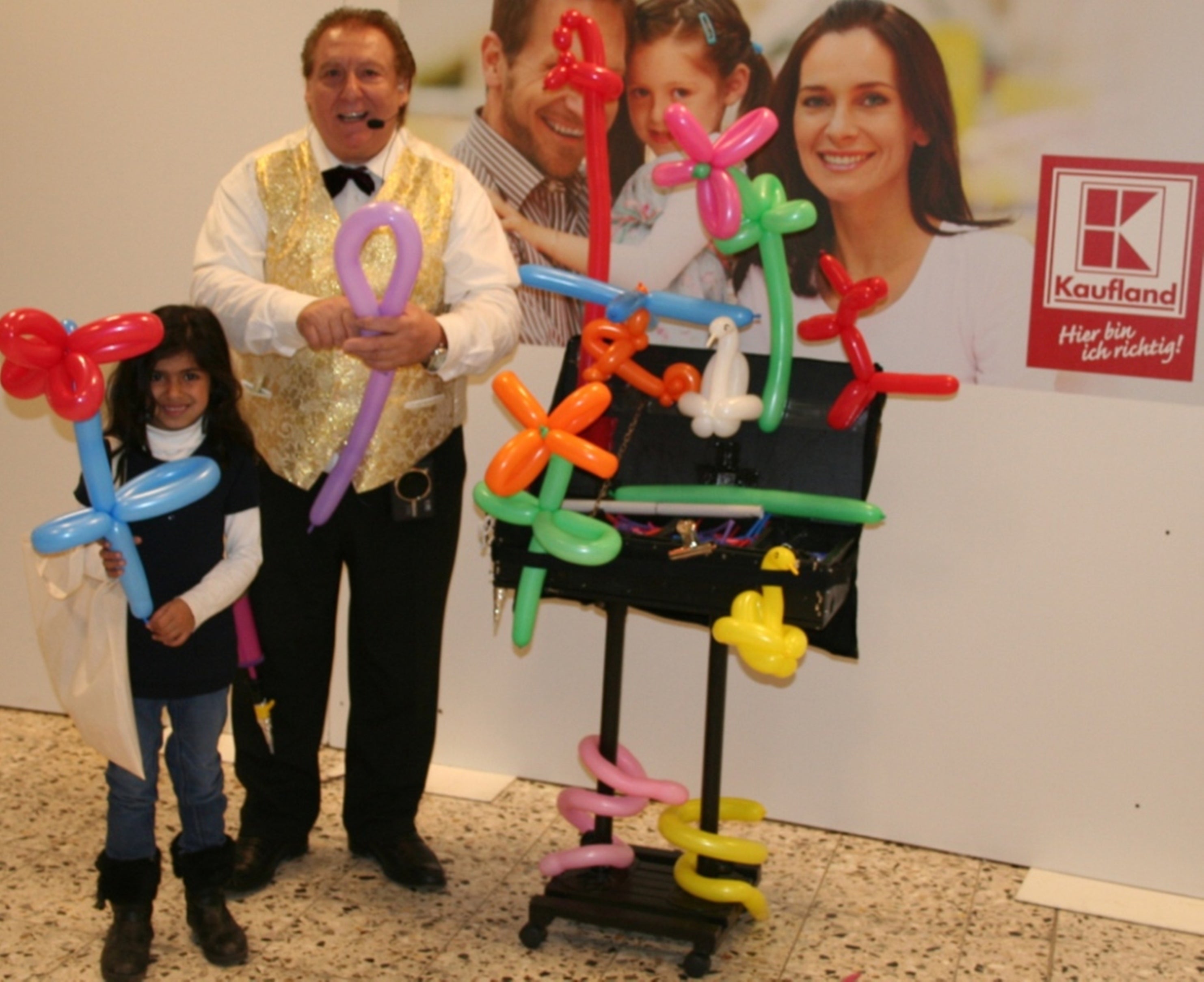 Zauberer Offenbach,der lustigste Kinderzauberer M. ORLANDO ( Ehemaliger Zirkus-Clown ) Ballonmodellierer, Papier-Schneide-Künstler ab 6 Kinder ab 4Jahren – 4