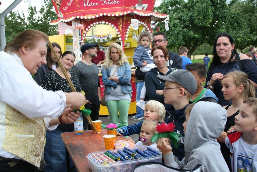 Kinderzauberer Offenbach M.ORLANDO ( Ehemalige Zirkus-Clown ) zaubert ab 6 Kinder ab 4 Jahr alt, Ballonmodellierer, Papier-Scheide-Künstler – 3