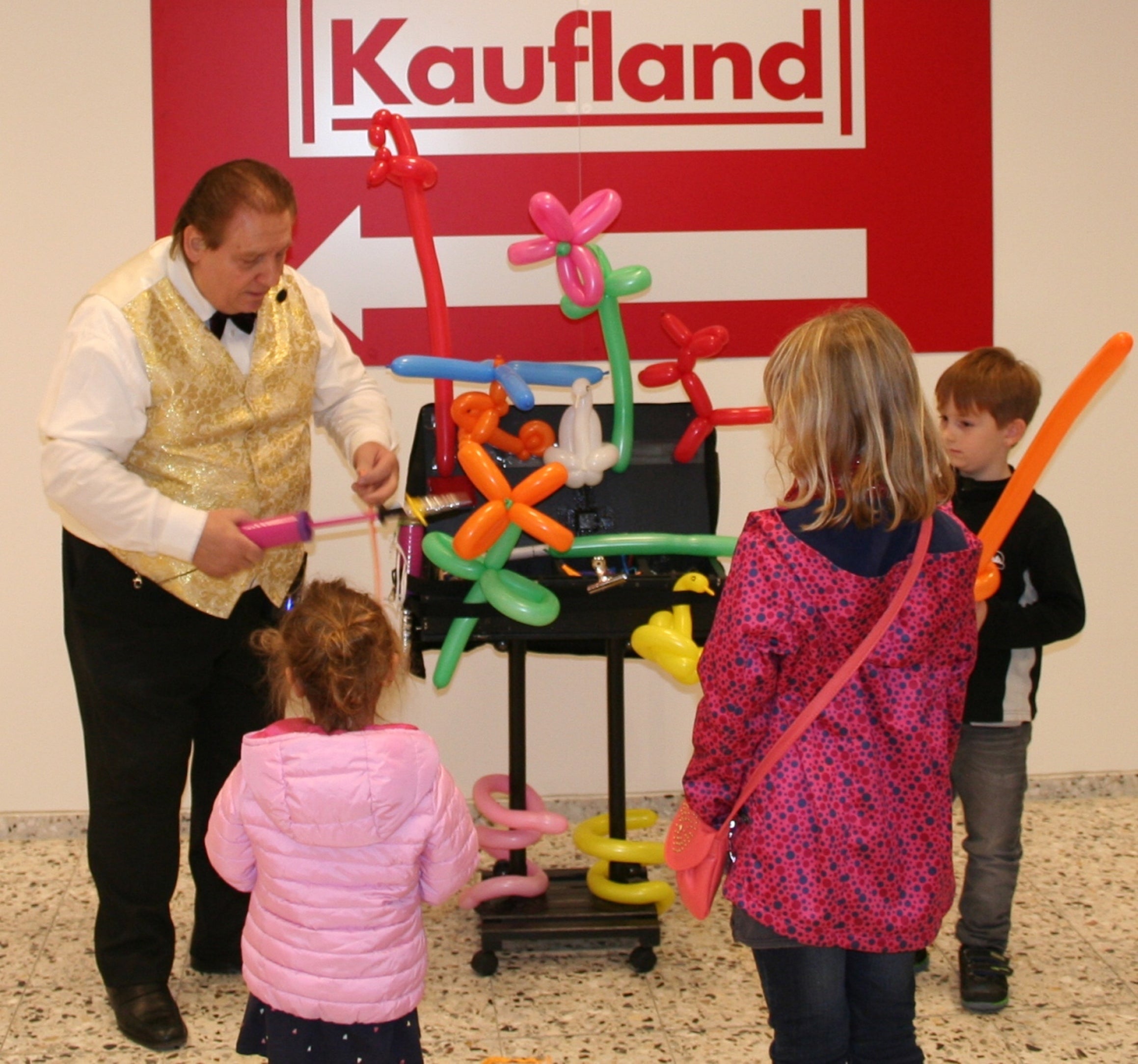 Zauberer Offenbach,der lustigste Kinderzauberer M. ORLANDO ( Ehemaliger Zirkus-Clown ) Ballonmodellierer, Papier-Schneide-Künstler ab 6 Kinder ab 4Jahren – 3
