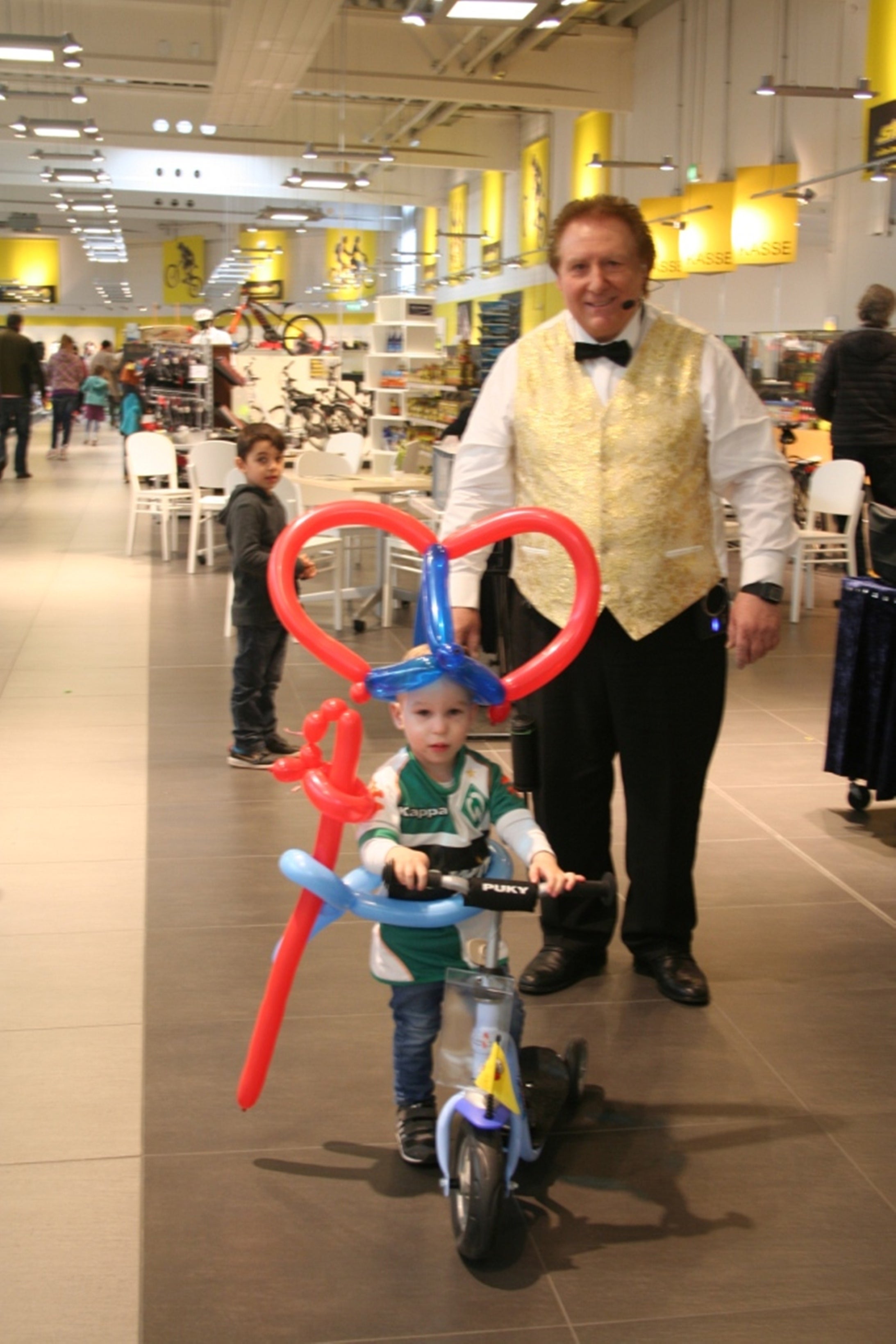 Zauberer Offenbach,der lustigste Kinderzauberer M. ORLANDO ( Ehemaliger Zirkus-Clown ) Ballonmodellierer, Papier-Schneide-Künstler ab 6 Kinder ab 4Jahren – 2