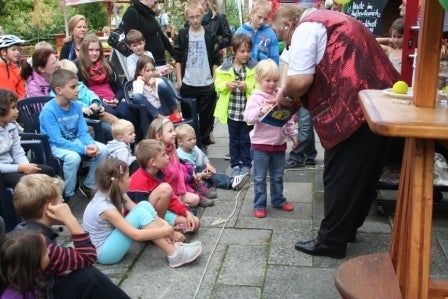 Kinderzauberer Offenbach M.ORLANDO ( Ehemalige Zirkus-Clown ) zaubert ab 6 Kinder ab 4 Jahr alt, Ballonmodellierer, Papier-Scheide-Künstler