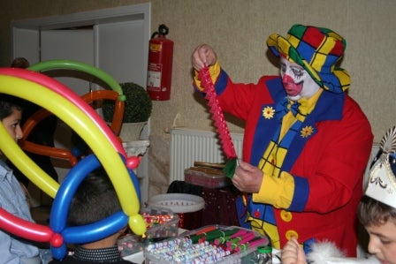 Zauber-Clown Offenbach Orlando " BINGO "aus Offenbach, der langjährige, erfahrene Zirkus-Clown, Ballonmodellierer, und Papier-Schneide-Künstler der Extraklasse – 3
