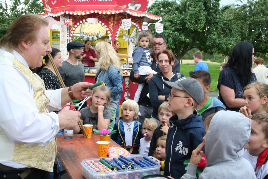 Kinderzauberer Offenbach M.ORLANDO ( Ehemalige Zirkus-Clown ) zaubert ab 6 Kinder ab 4 Jahr alt, Ballonmodellierer, Papier-Scheide-Künstler – 2