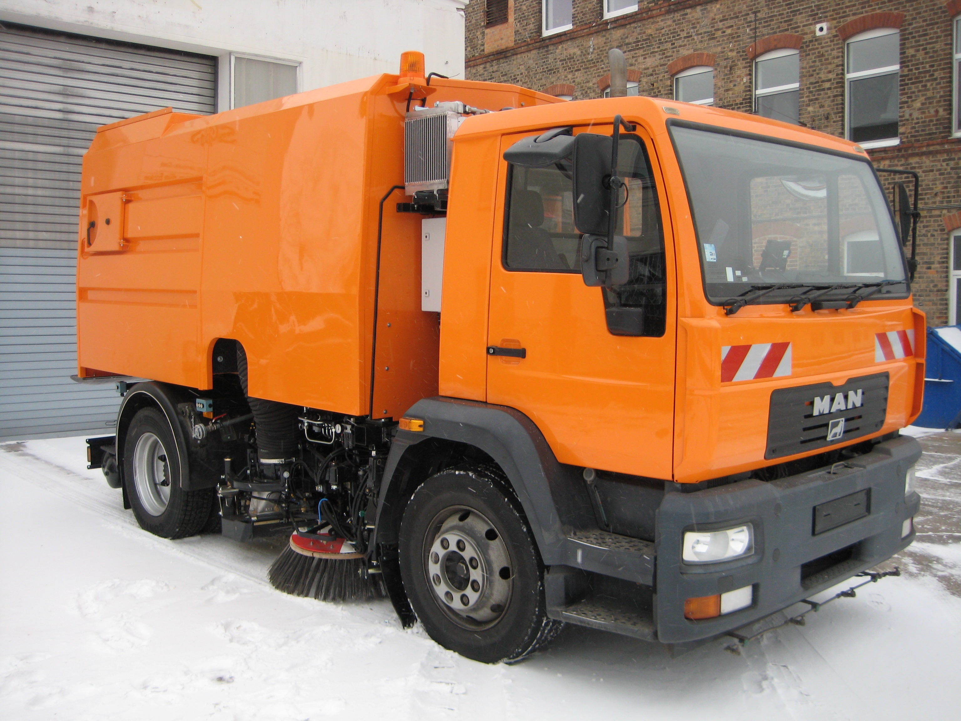 LKW- Kehrmaschine PurAer 6, Behaeltervolumen 6 cbm; auf MAN 15.180 LE