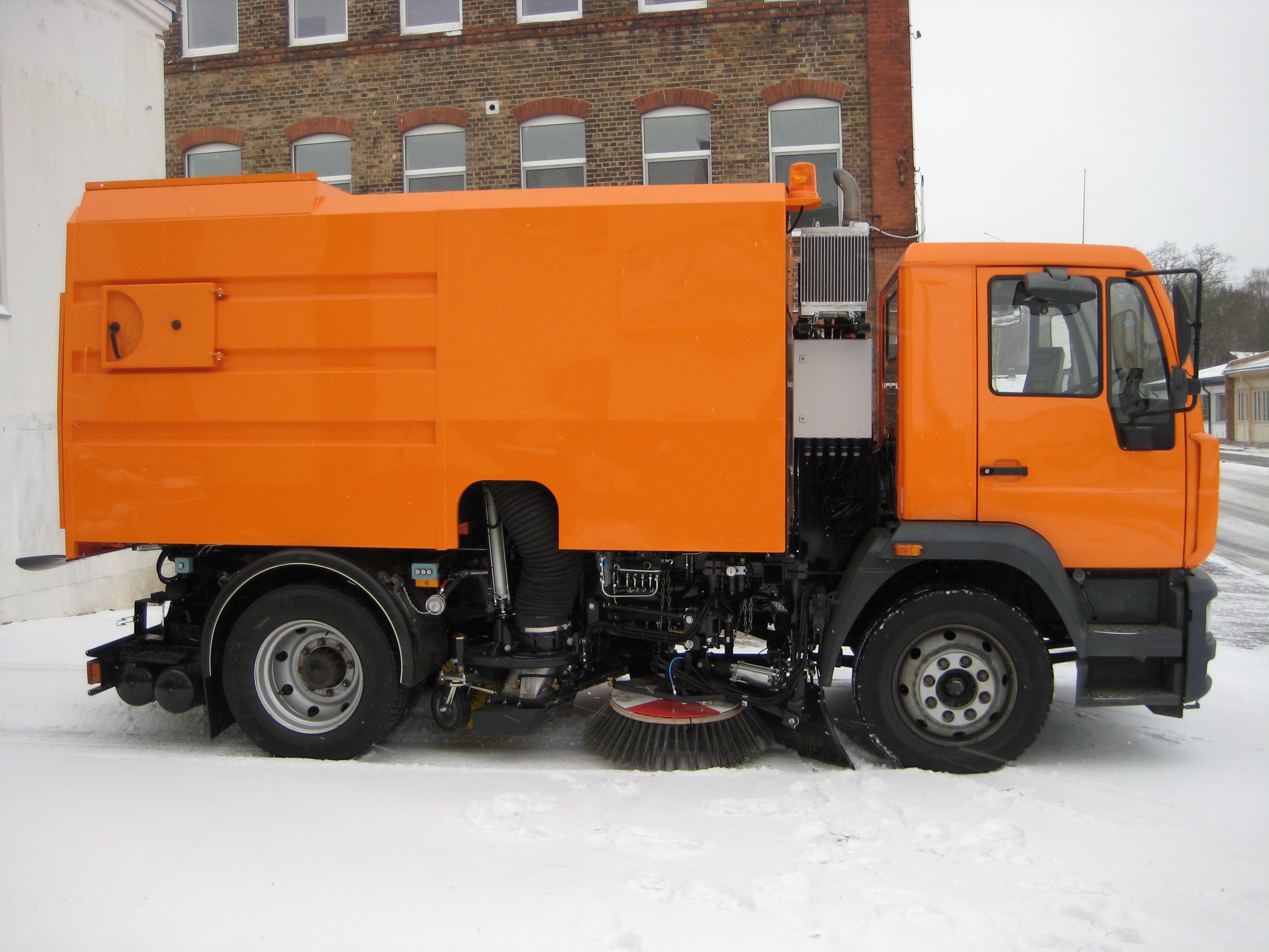 LKW- Kehrmaschine PurAer 6, Behaeltervolumen 6 cbm; auf MAN 15.180 LE – 3
