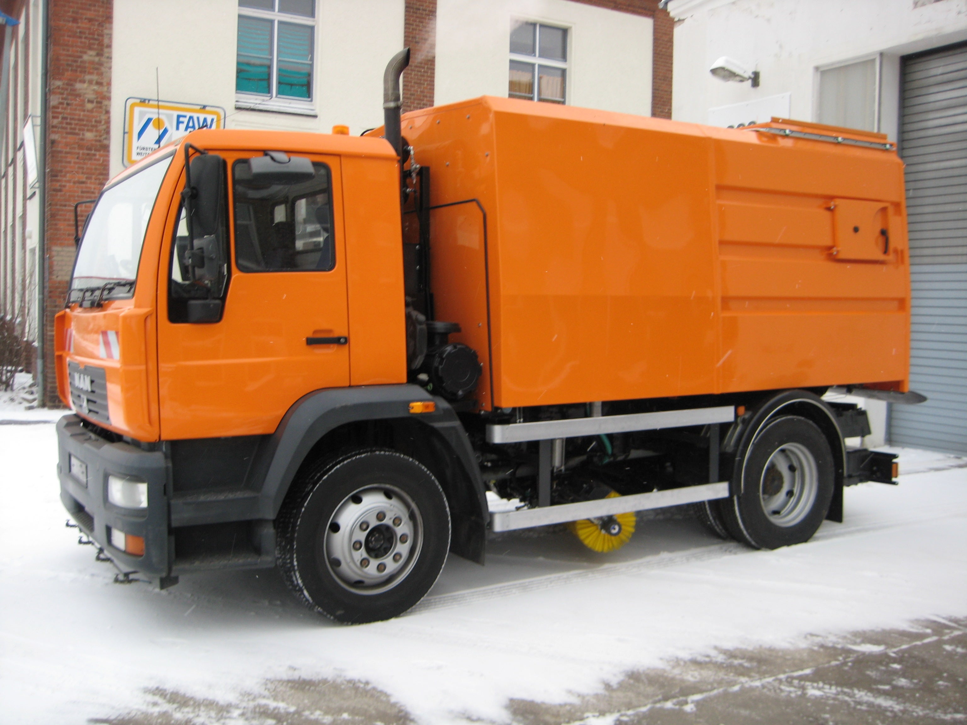 LKW- Kehrmaschine PurAer 6, Behaeltervolumen 6 cbm; auf MAN 15.180 LE – 4
