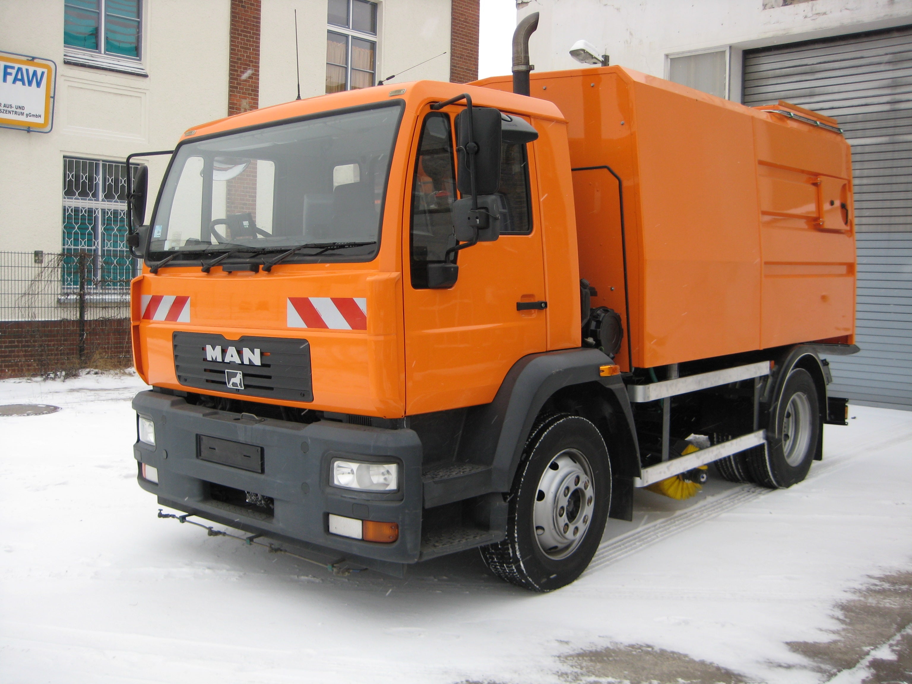 LKW- Kehrmaschine PurAer 6, Behaeltervolumen 6 cbm; auf MAN 15.180 LE – 2