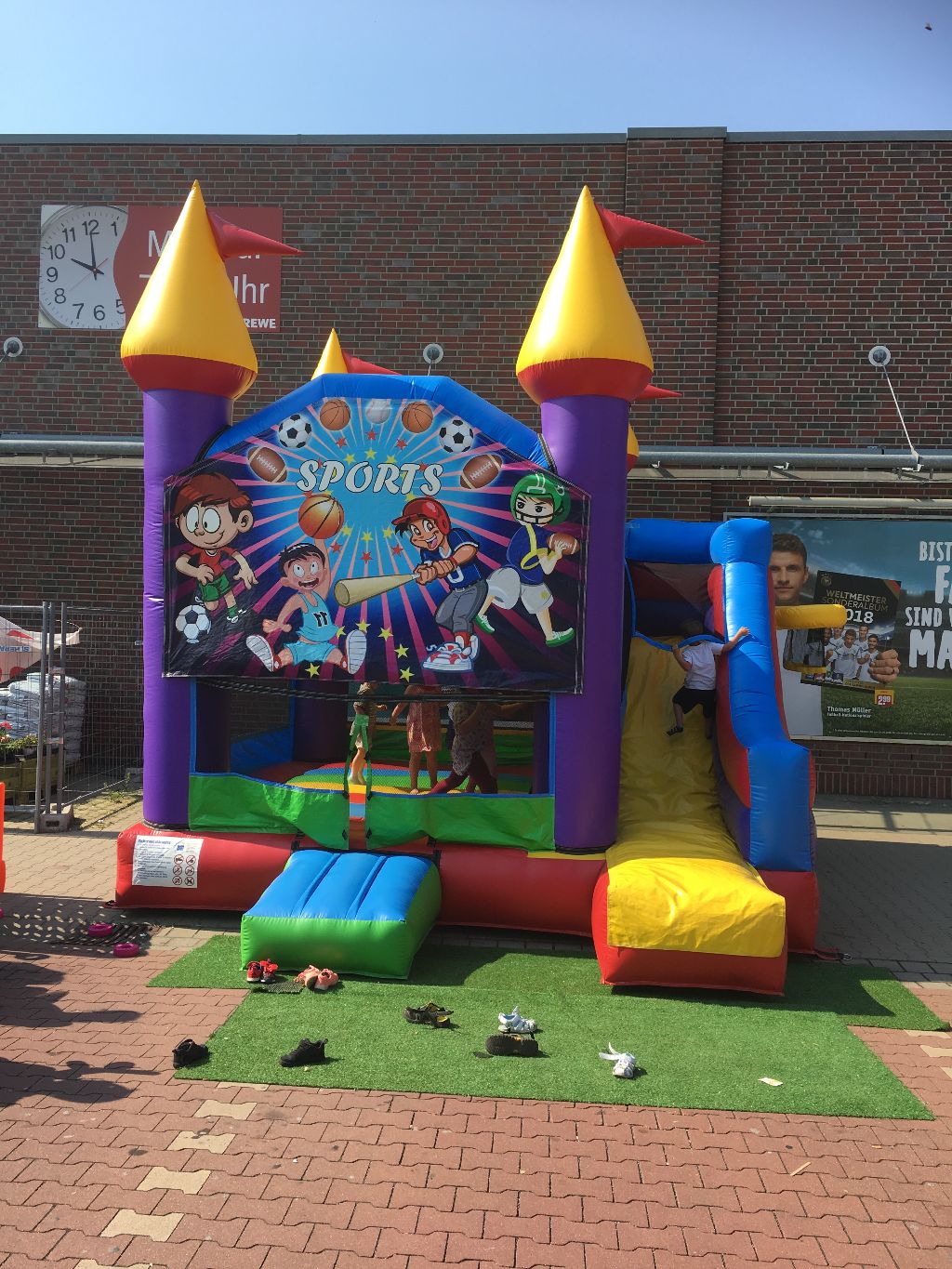Hüpfburg mit Rutsche und Basketballkorb – 2