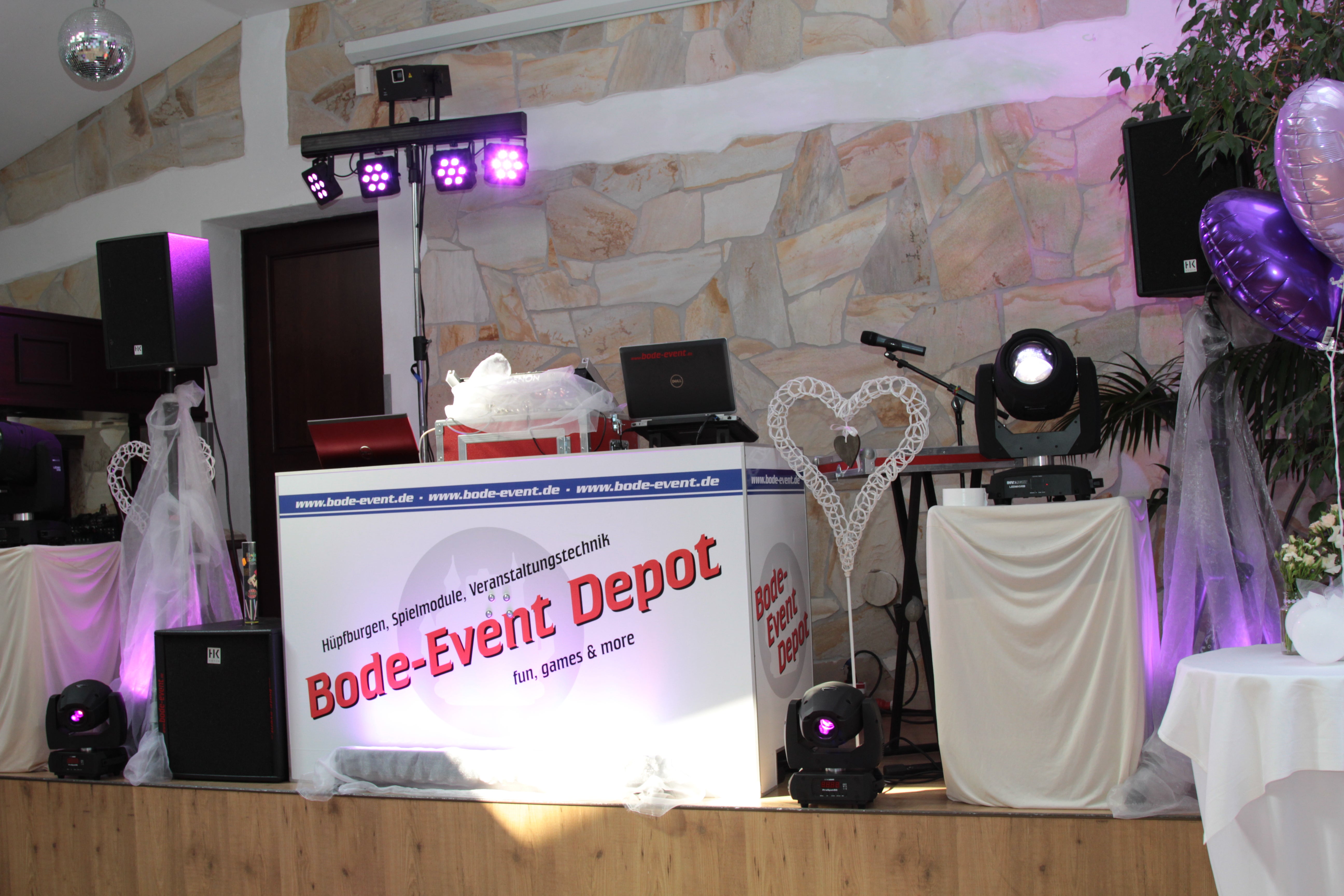 DJ mit Professionaler Ton & Lichttechnik
