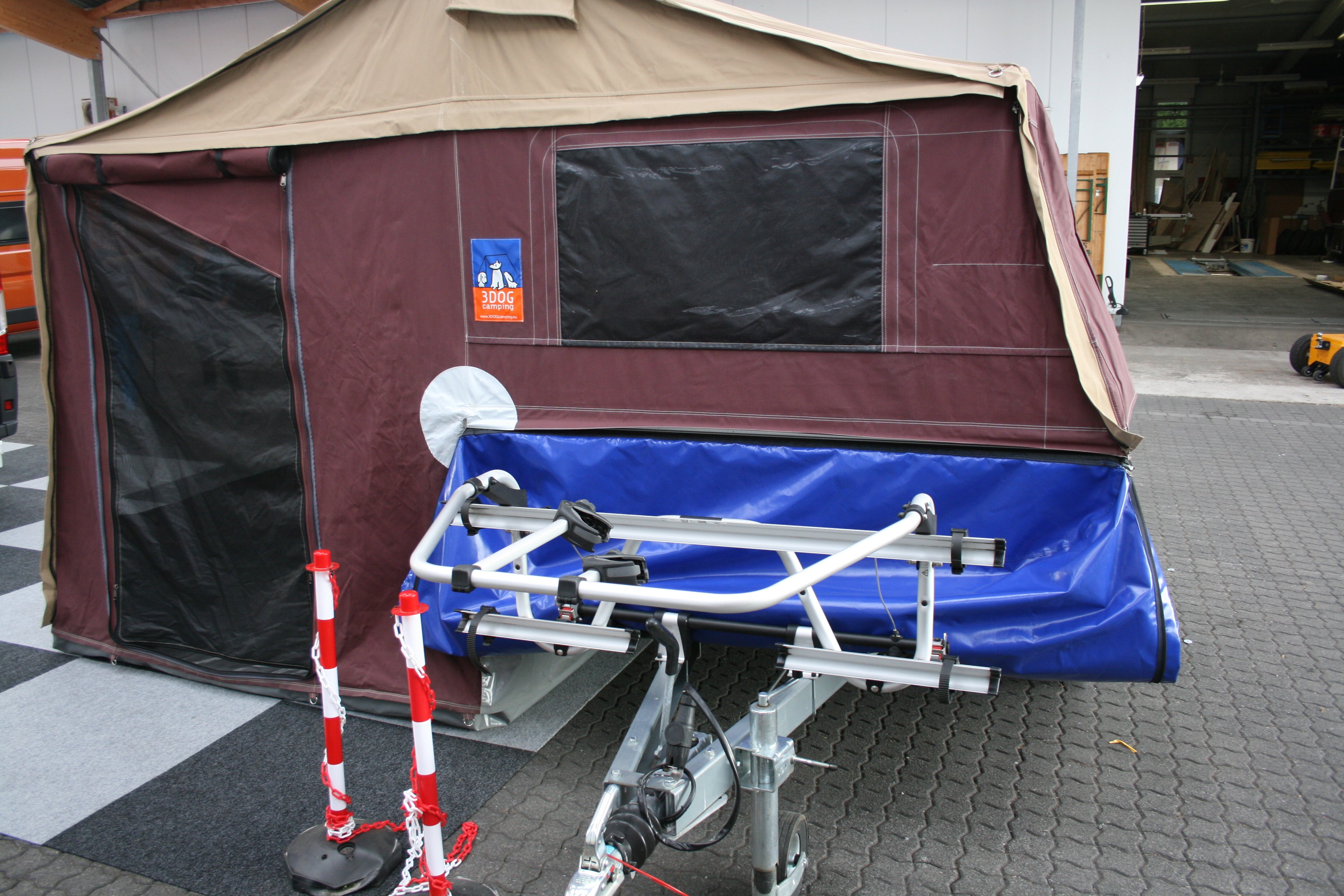 3Dog Scoutdog Zeltanhänger, natürlich vom DOG Händler, mit Heizung, Innenbeleuchtung, Batterie, Küche, Komfortbett (160x220cm), Küchenerker und Sonnensegel, 1.000kg gebremst – 2
