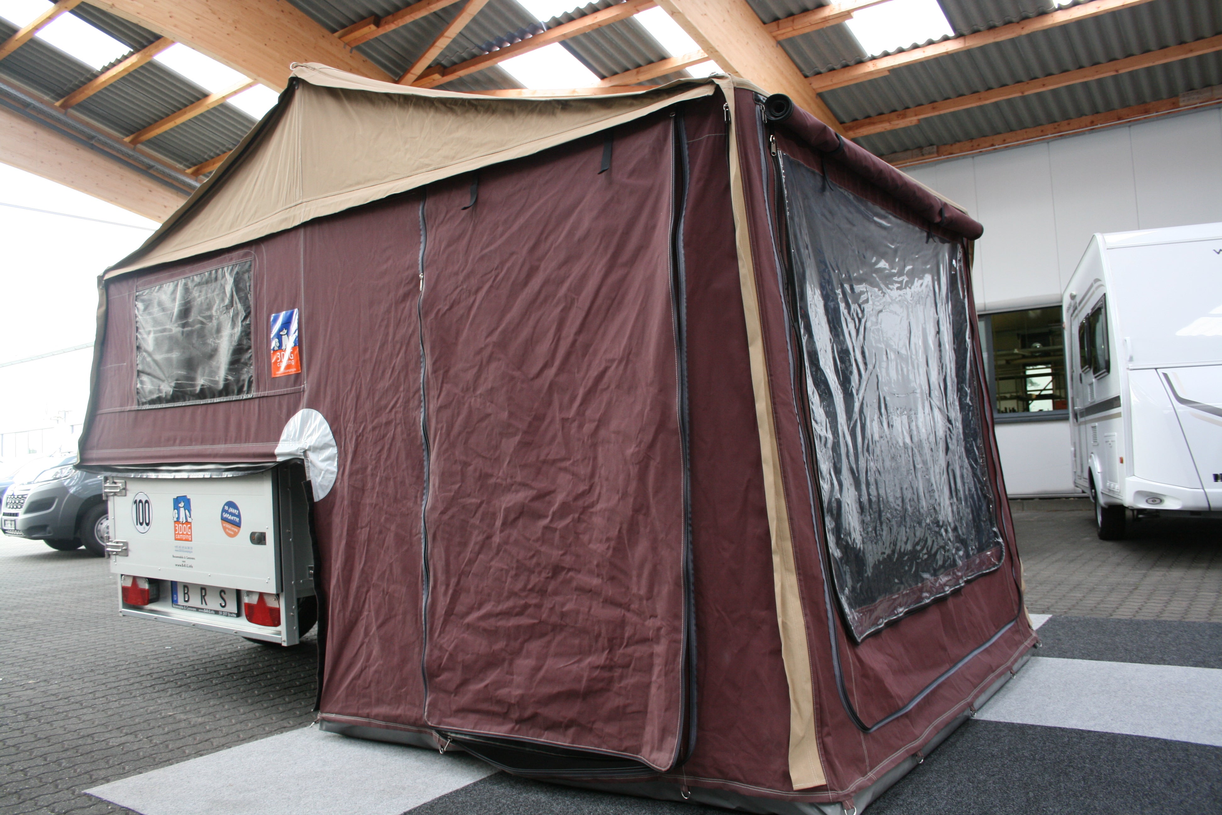 3Dog Scoutdog Zeltanhänger, natürlich vom DOG Händler, mit Heizung, Innenbeleuchtung, Batterie, Küche, Komfortbett (160x220cm), Küchenerker und Sonnensegel, 1.000kg gebremst – 3