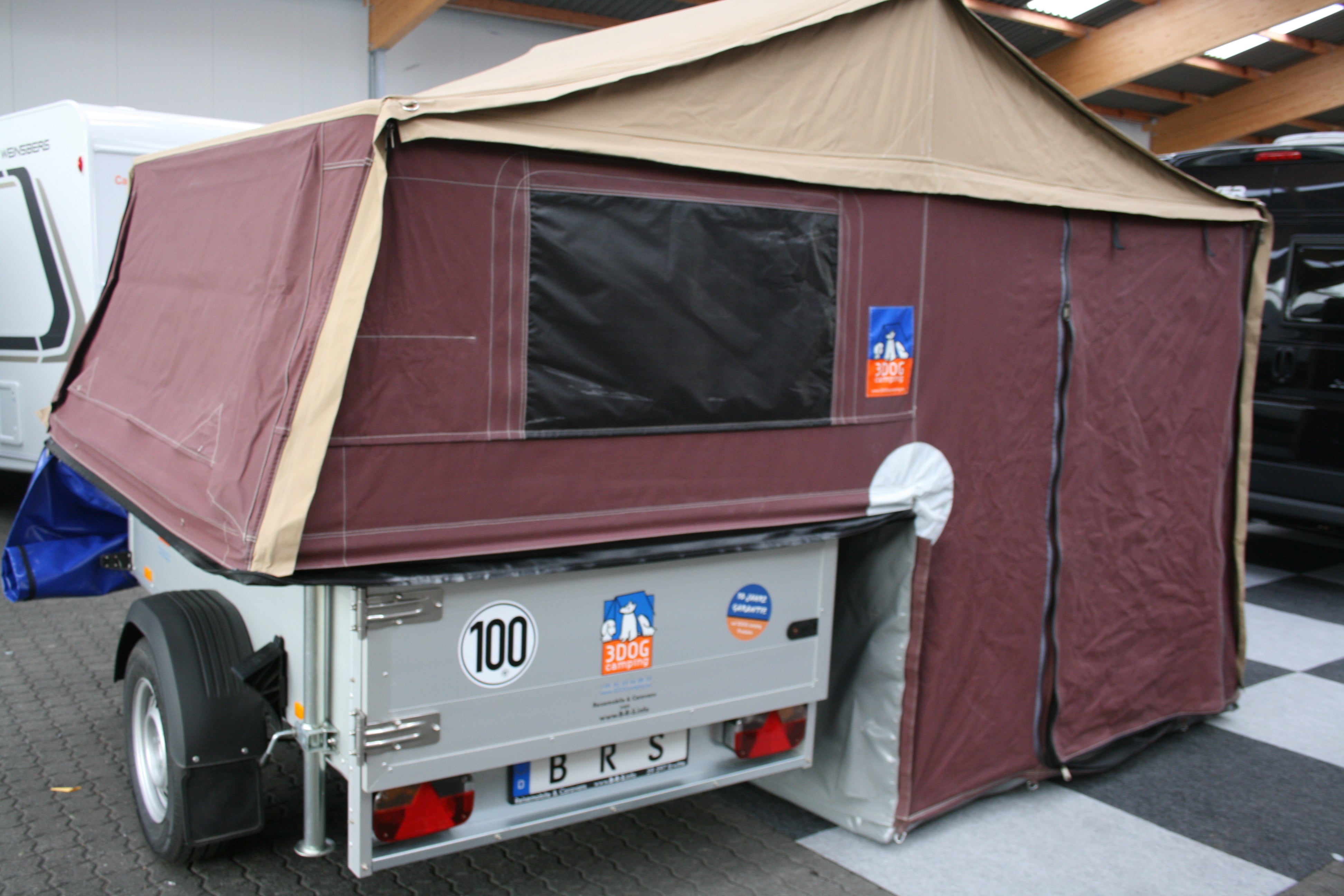 3Dog Scoutdog Zeltanhänger, natürlich vom DOG Händler, mit Heizung, Innenbeleuchtung, Batterie, Küche, Komfortbett (160x220cm), Küchenerker und Sonnensegel, 1.000kg gebremst