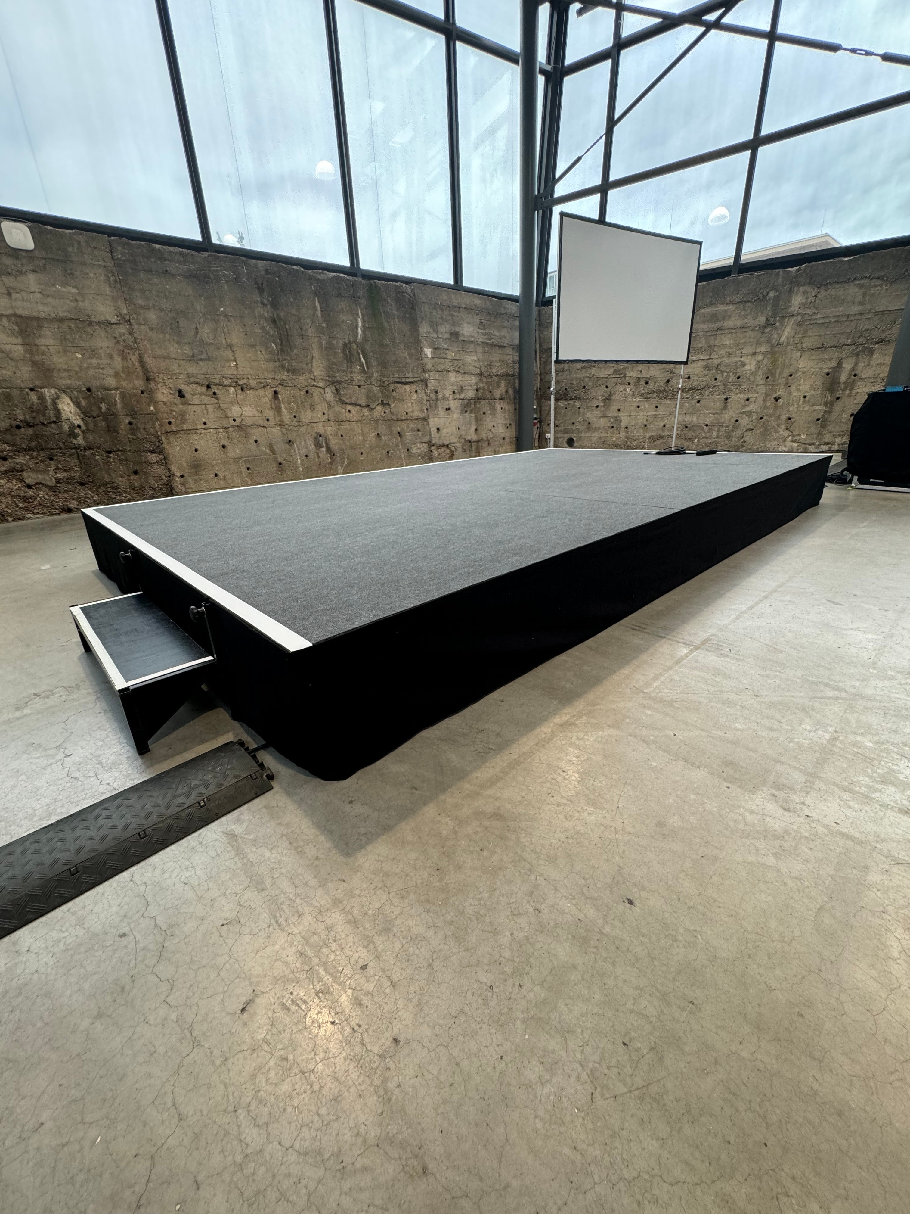 Podium aus Podesten auf Wunsch mit Teppich und Treppe – 2