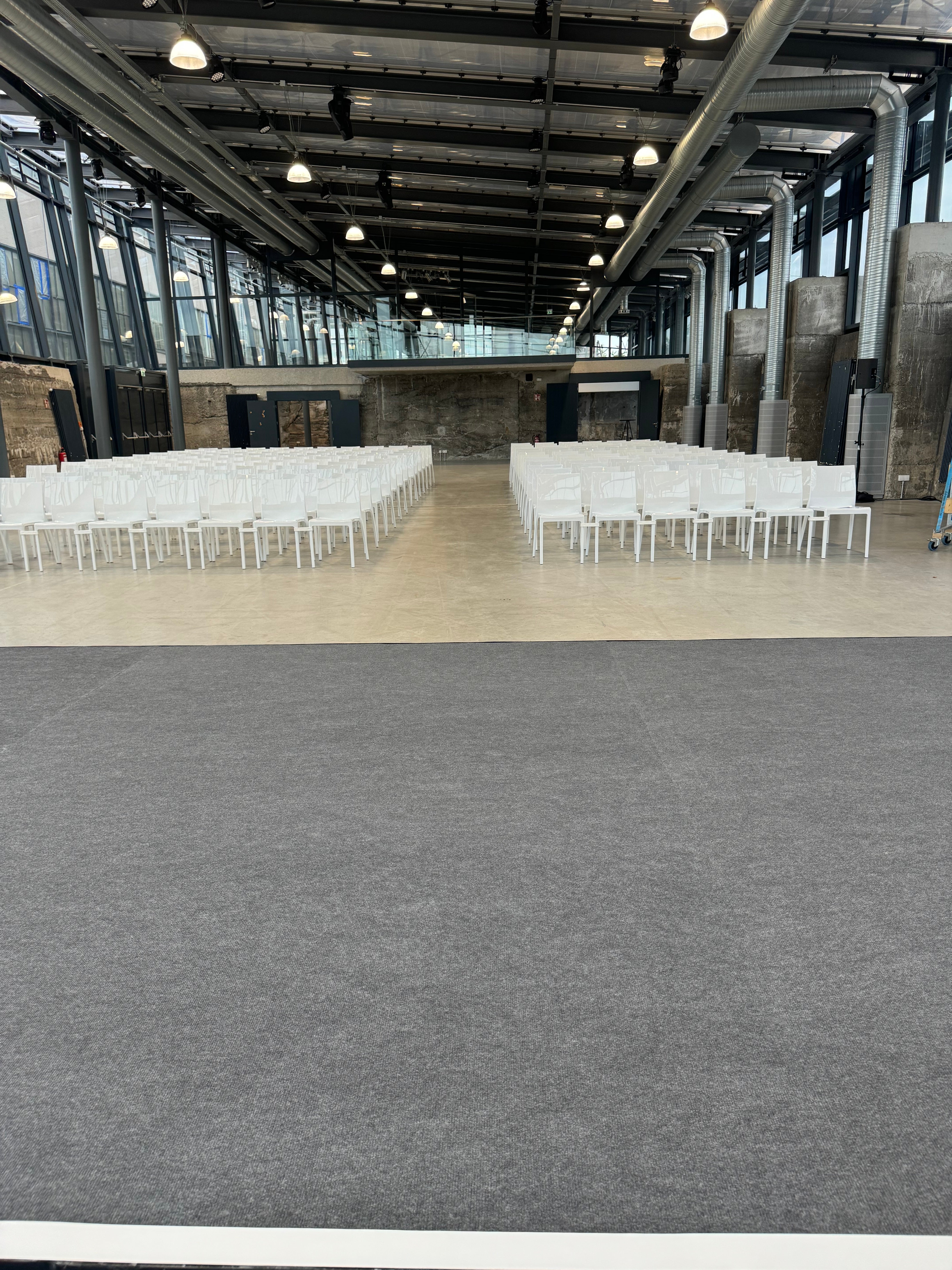 Podium aus Podesten auf Wunsch mit Teppich und Treppe