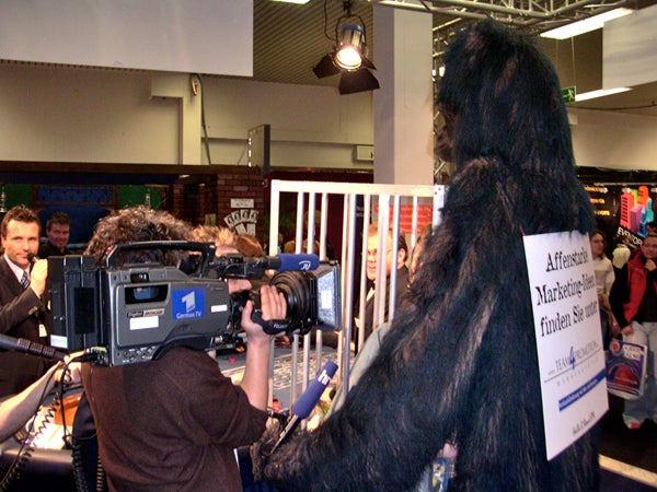 Walking Act - Affe mit Käfig - Werbemittelverteiler Sampling – 3
