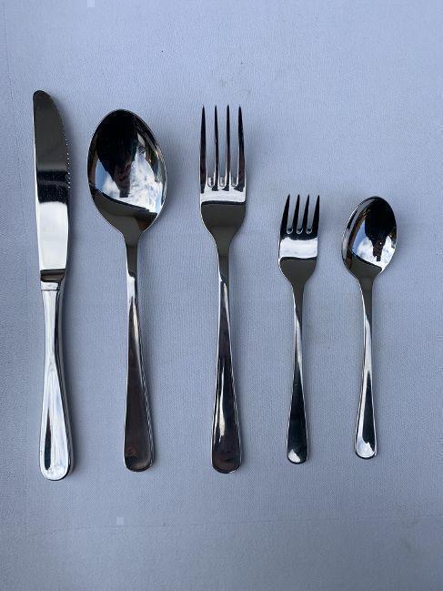 Besteckset bestehend aus Messer, Gabel, Löffel, Kaffeelöffel und Kuchengabel