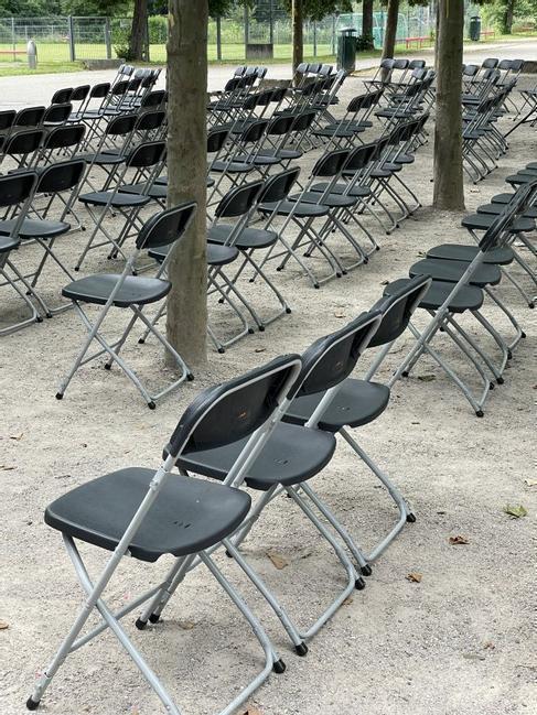 Klappstuhl schwarz – flexible Sitzlösung für Events & Veranstaltungen (optional mit Reihenverbinder) – 3