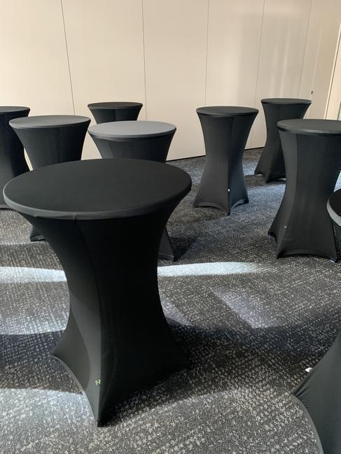 Stehtische mit schwarzer Stretchhusse – modern & elegant für Events und Partys – 4