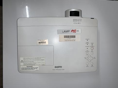 Beamer / Videoprojektor - 3000 Lumen Sanyo PLC - XU 305 A (Weitwinkel) – 2