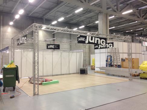 Messestand aus Traversen 7,8 x 4,8 mit 3,4 m Höhe = 37 m² · andere Größen jederzeit möglich