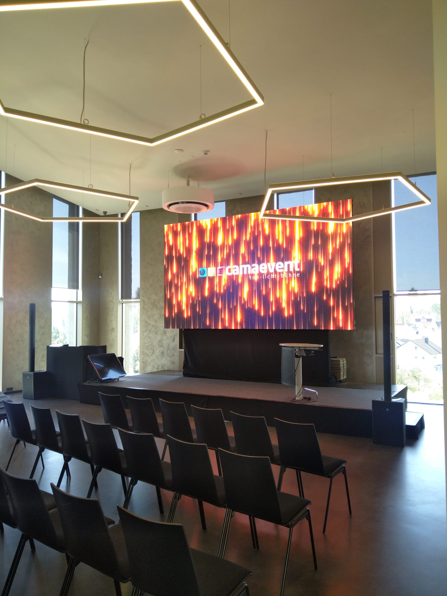 LED-Wall 4,5 x 2,5 m – Bodenstehend auf Triframes (kein Rigging nötig!)