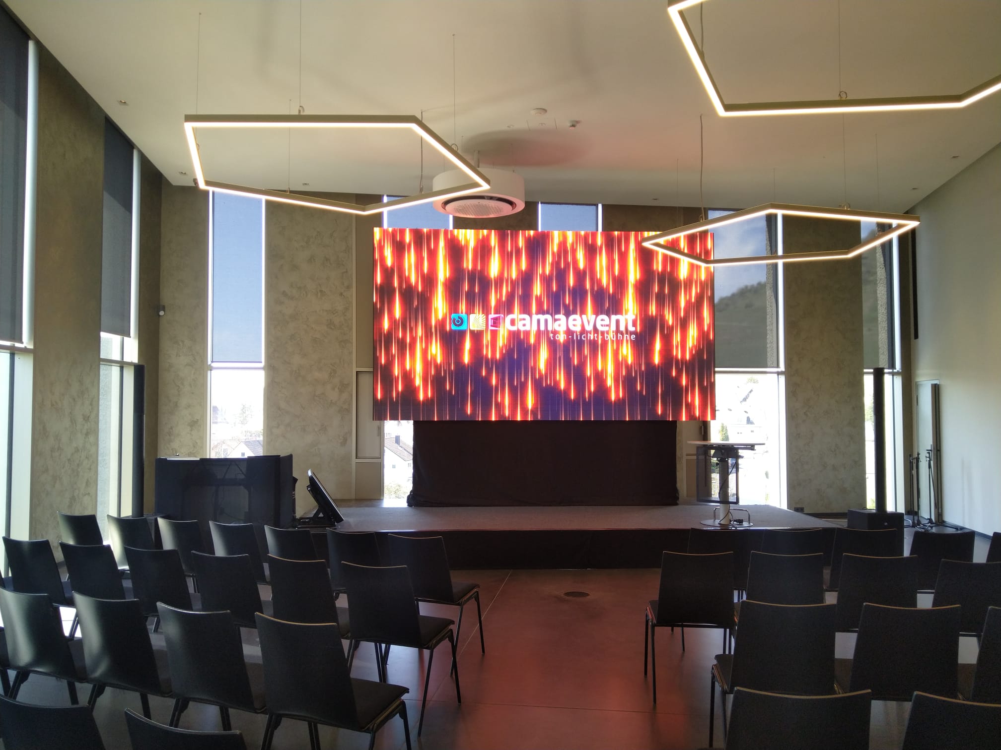 LED-Wall 4,5 x 2,5 m – Bodenstehend auf Triframes (kein Rigging nötig!) – 4
