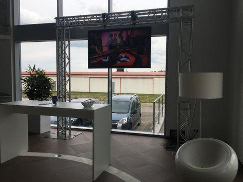 70 Zoll Bildschirm NEC MultiSync P701 – 3