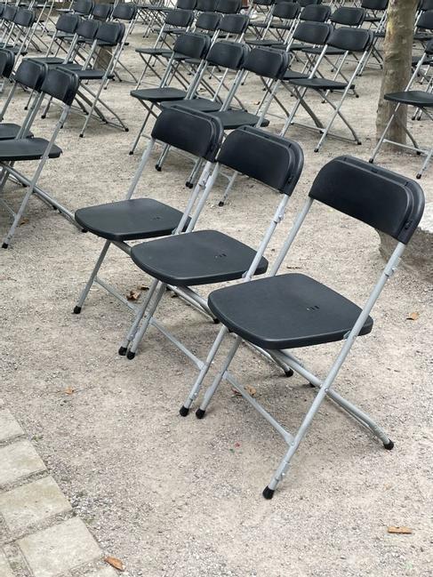 Klappstuhl schwarz – flexible Sitzlösung für Events & Veranstaltungen (optional mit Reihenverbinder)