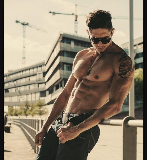Stripper ALEX mieten - charmant, groß & sexy für Hamburg buchen
