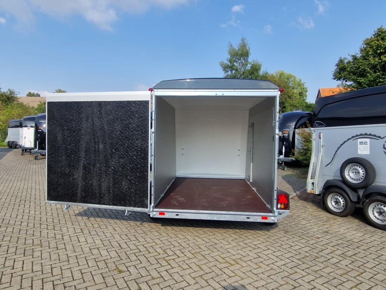 Kofferanhänger Geschlossen Umzug Leihanhänger Miete Transport 2t – 3