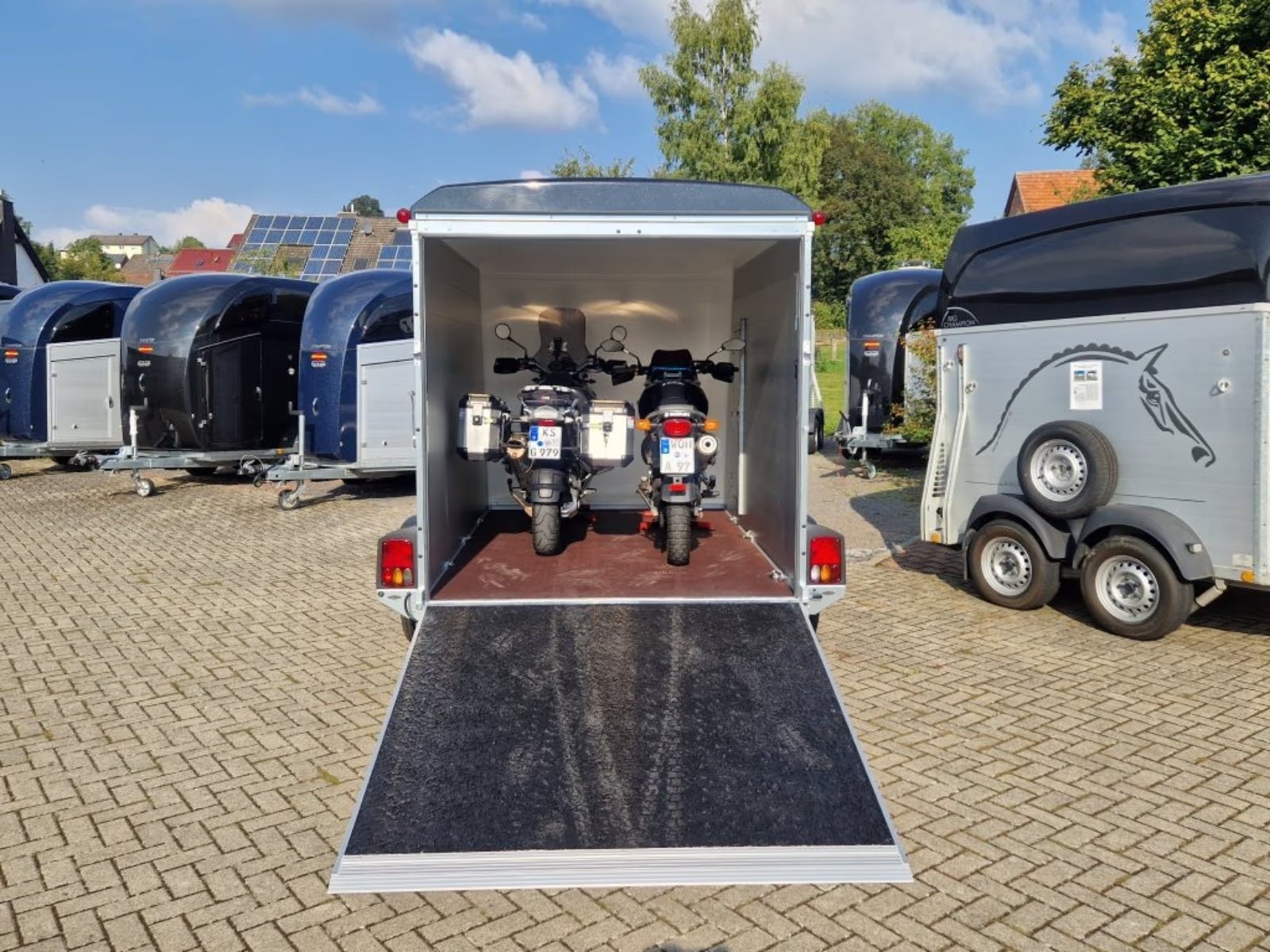 Kofferanhänger Geschlossen Umzug Leihanhänger Miete Transport 2t – 2