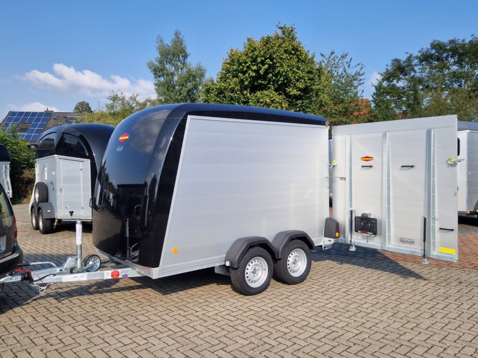 Kofferanhänger Geschlossen Umzug Leihanhänger Miete Transport 2t – 4