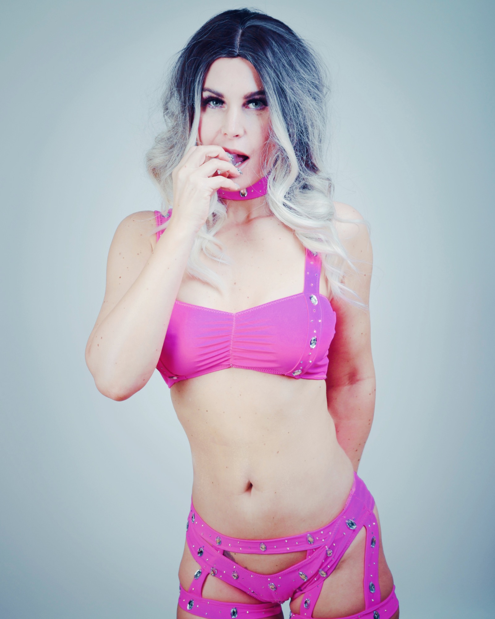 Sexy Bedienung buchen – Coyote-Ugly-Show mit Mercedes für Bar & Event
