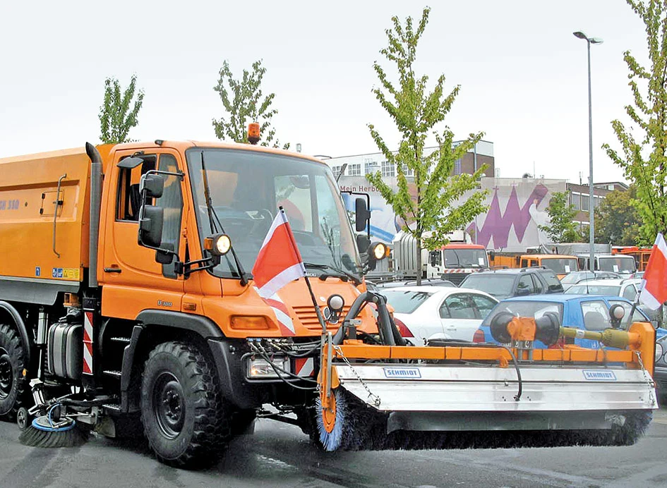 Kehrtechnik: Anbau- und Aufbaukehrmaschinen Reinigung und Straßenunterhalt mieten