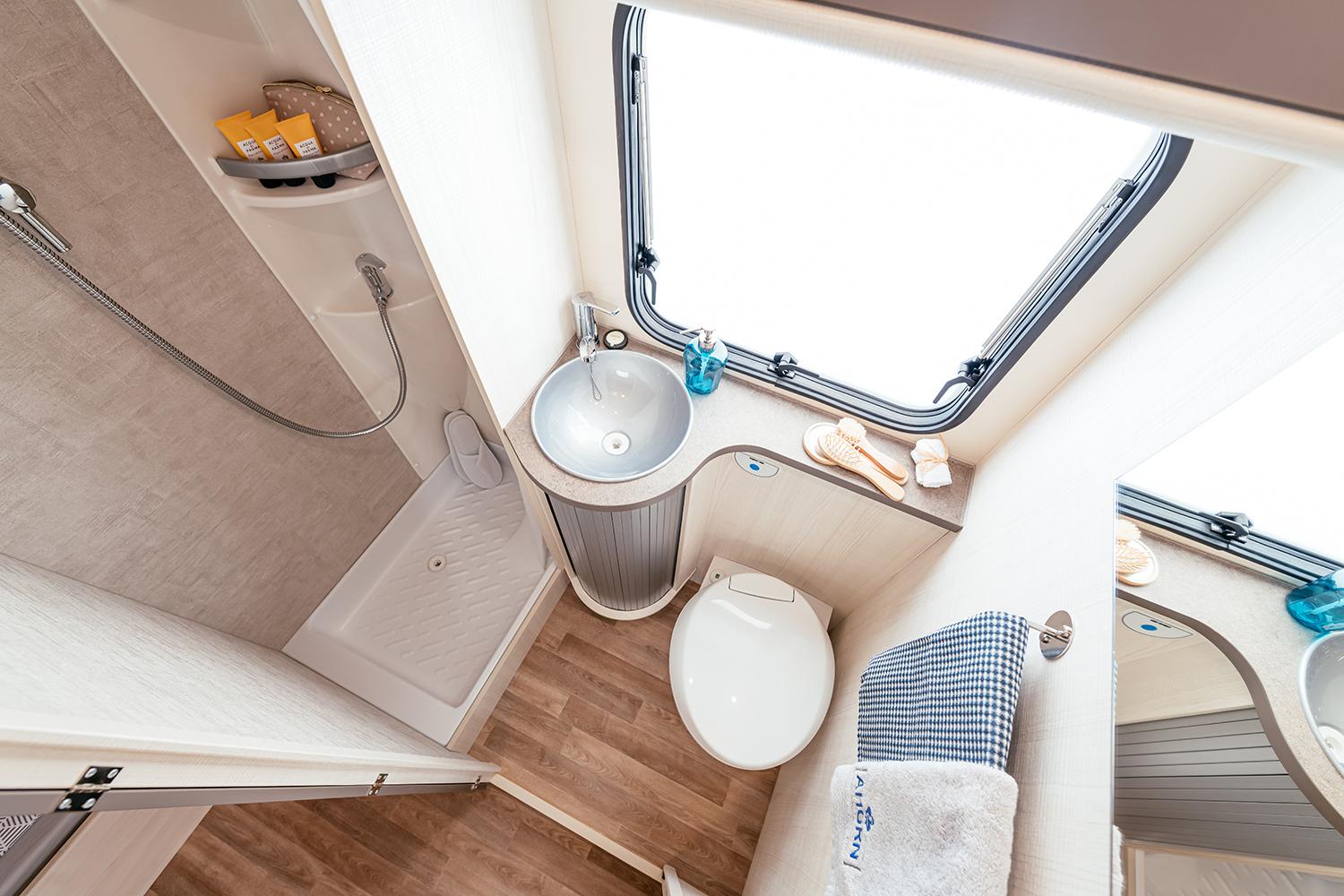 Wohnmobil ECO 690 mieten – 5 Schlafplätze, ab 105 €/Tag, 33 Stationen – 5