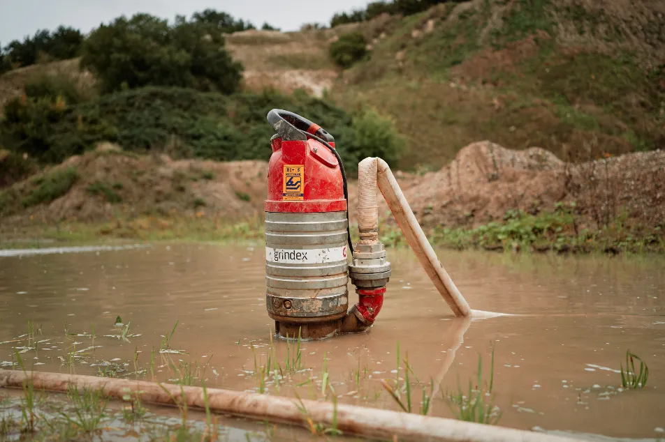 Schmutzwasserpumpe max. 15 m³/h mieten – 29 Standorte deutschlandweit