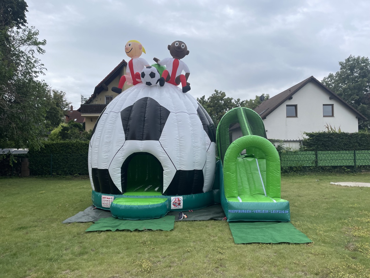 Hüpfburg „Footballer mit Rutsche“ mieten – Leipzig, ab 189 €/Tag – 2