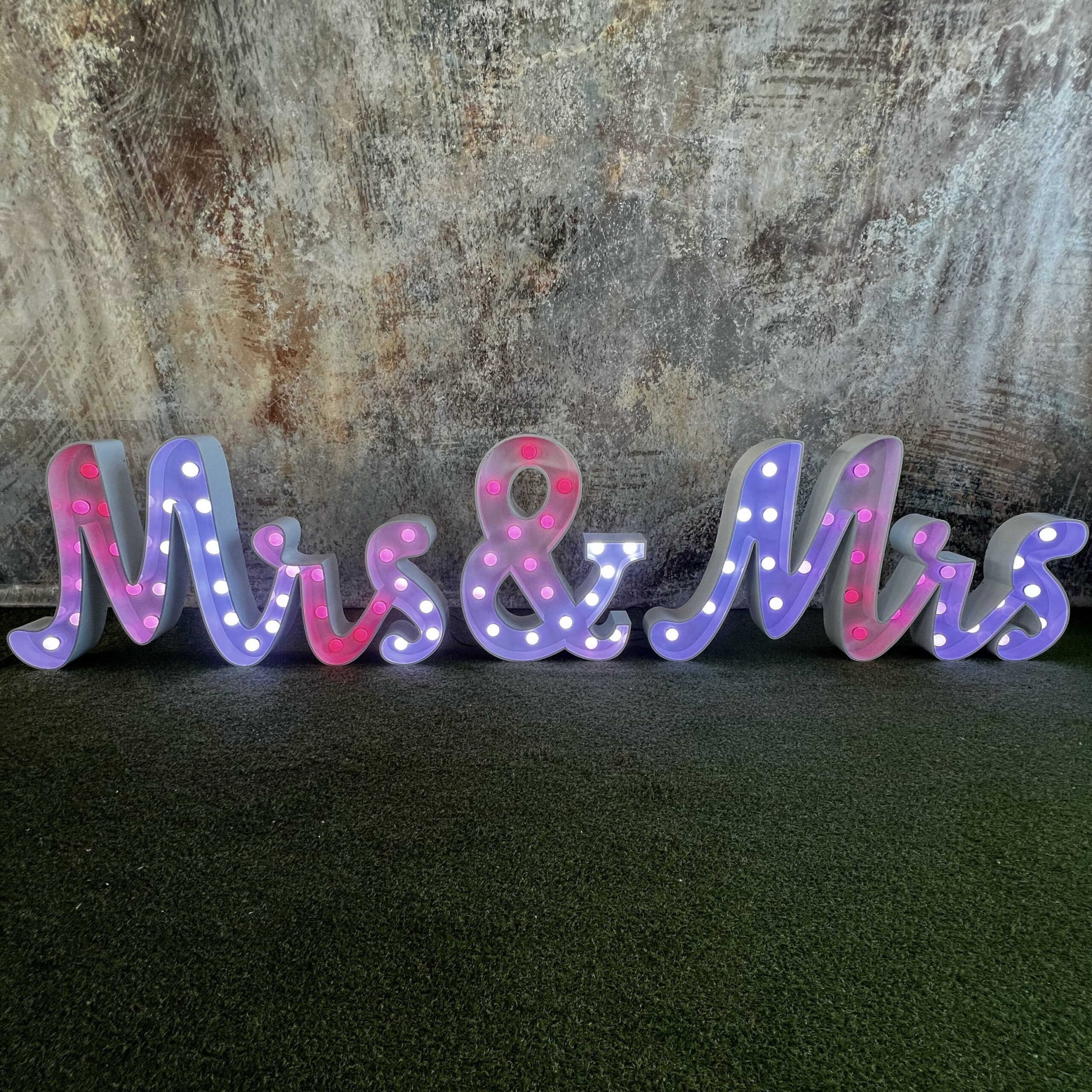 Leuchtbuchstaben „Mrs & Mrs“ , cursiv mieten – Leipzig, ab 199 €/Tag – 5