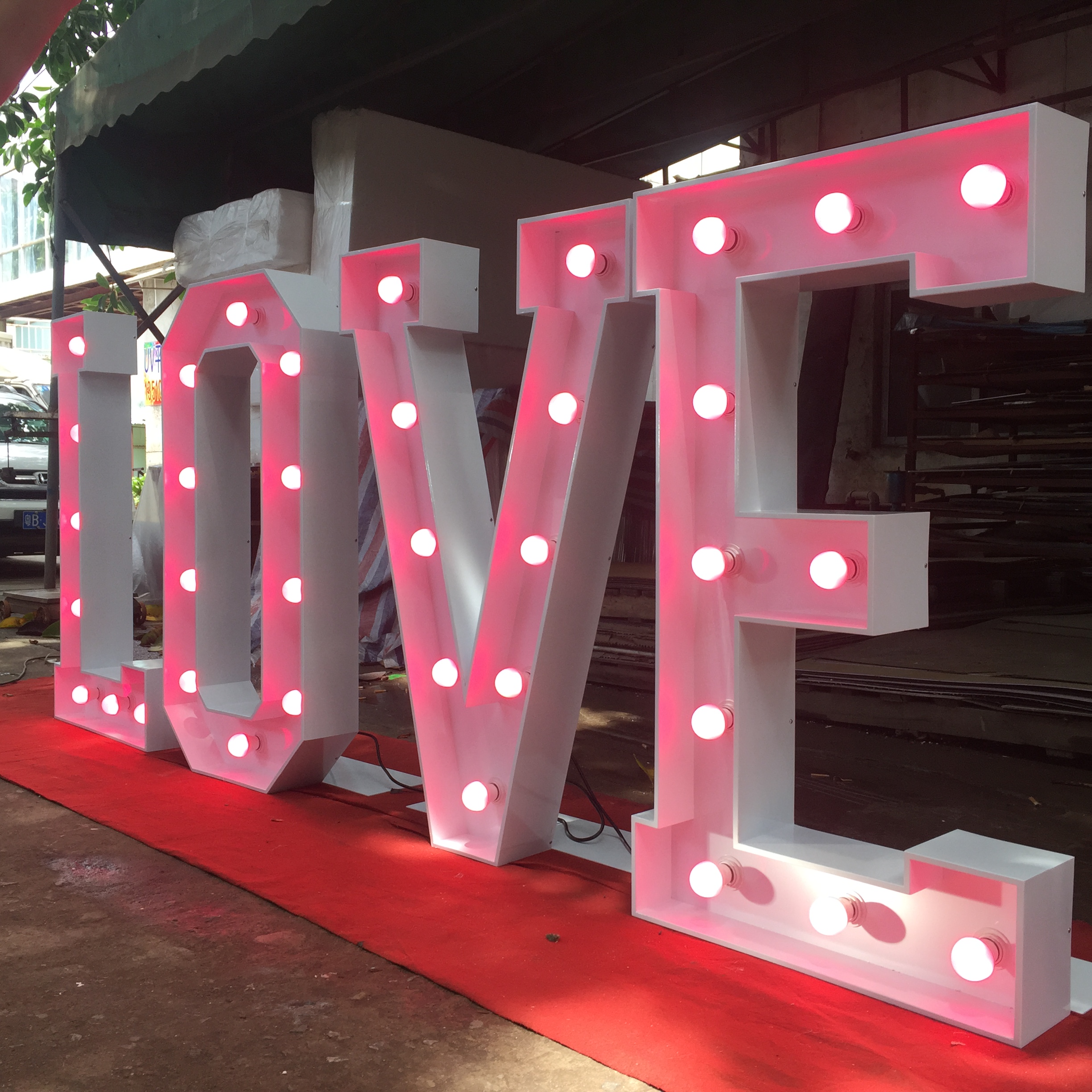 XXL Leuchtbuchstaben „LOVE“ mieten – Leipzig, ab 189 €/Tag – 3
