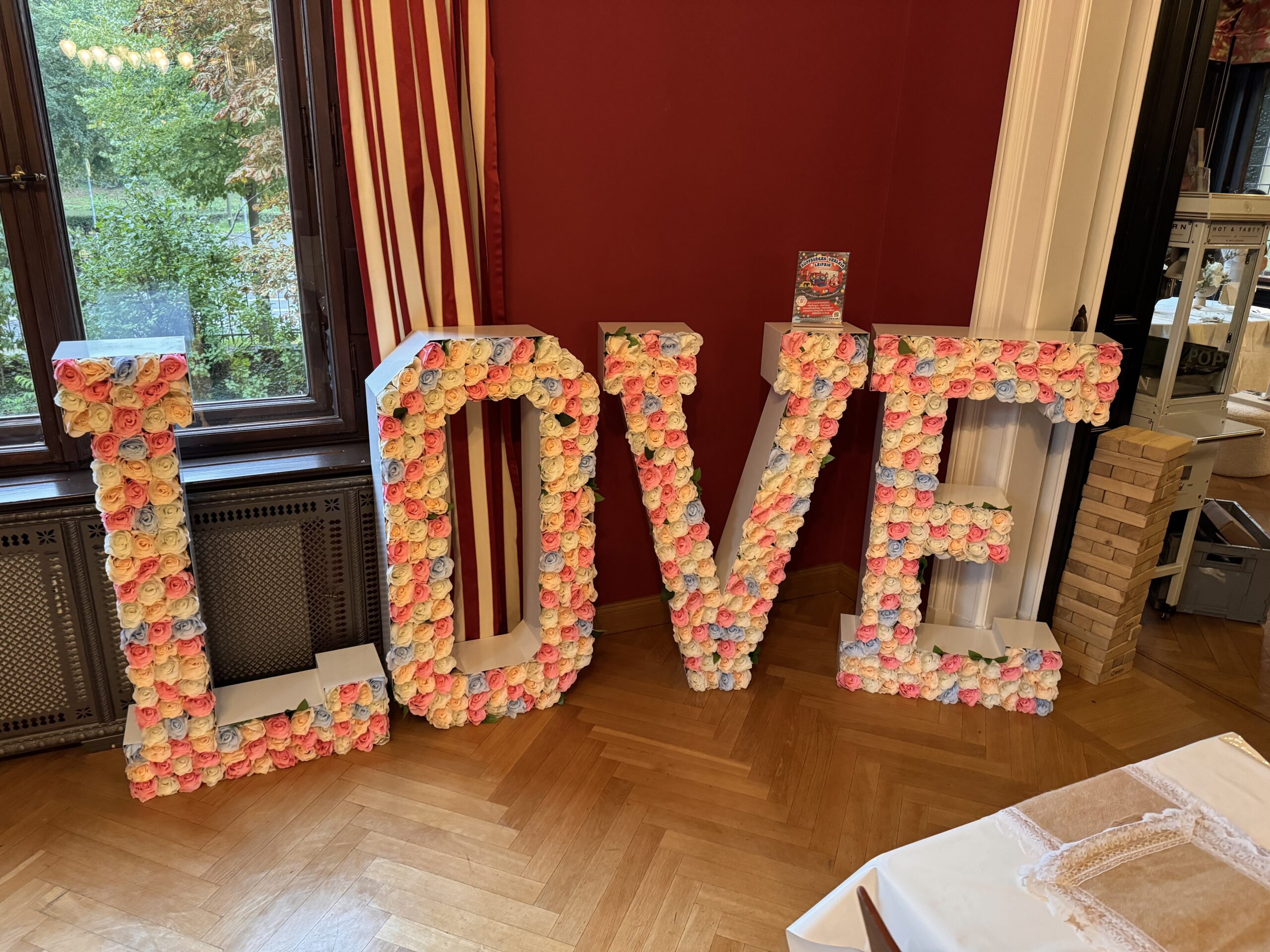 XXL Love-Buchstaben „FLOWERS“ mieten – Leipzig, ab 189 €/Tag – 2