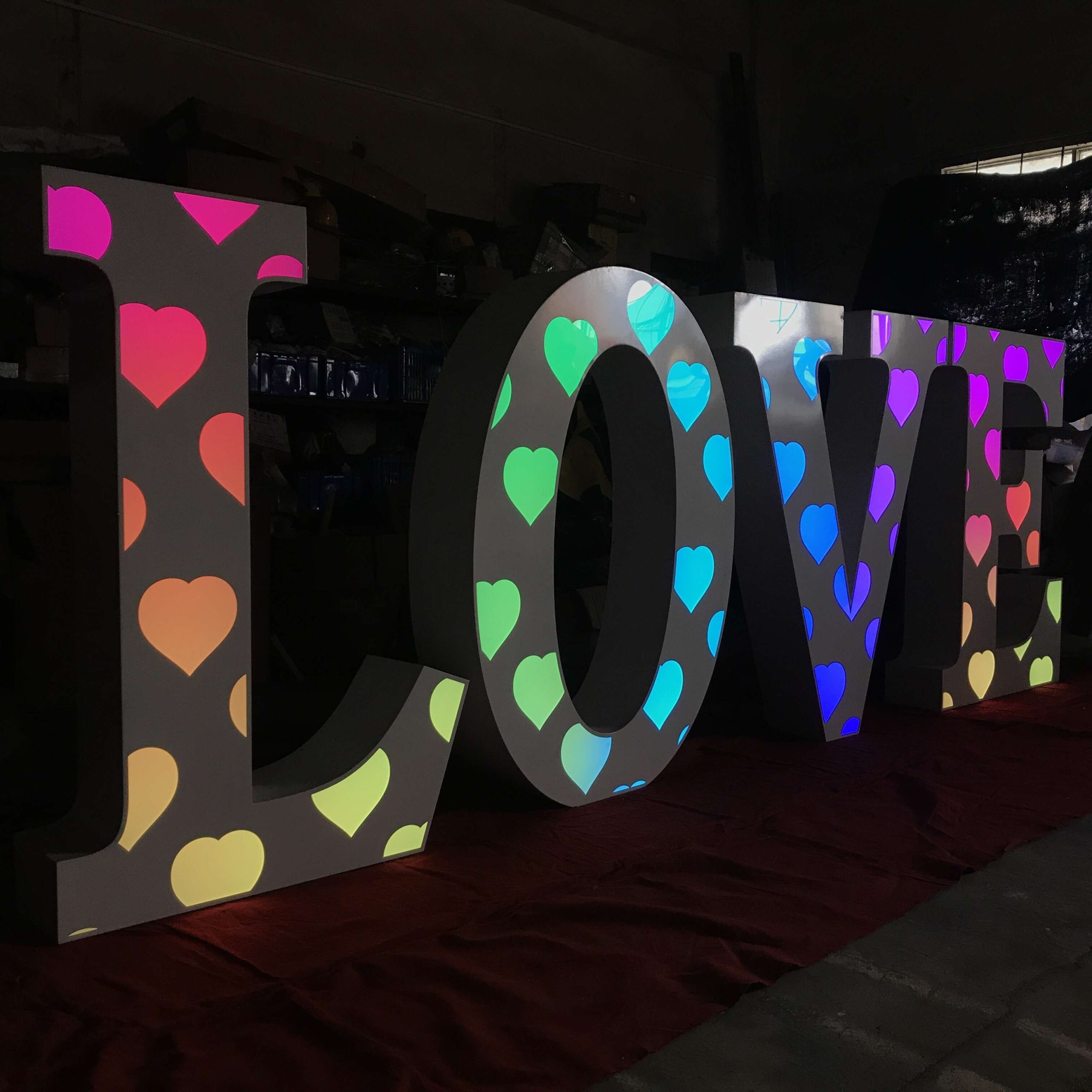 XXL Leuchtbuchstaben „LOVE hearts“ (Herzdekor) mieten – Leipzig, ab 189 €/Tag – 2