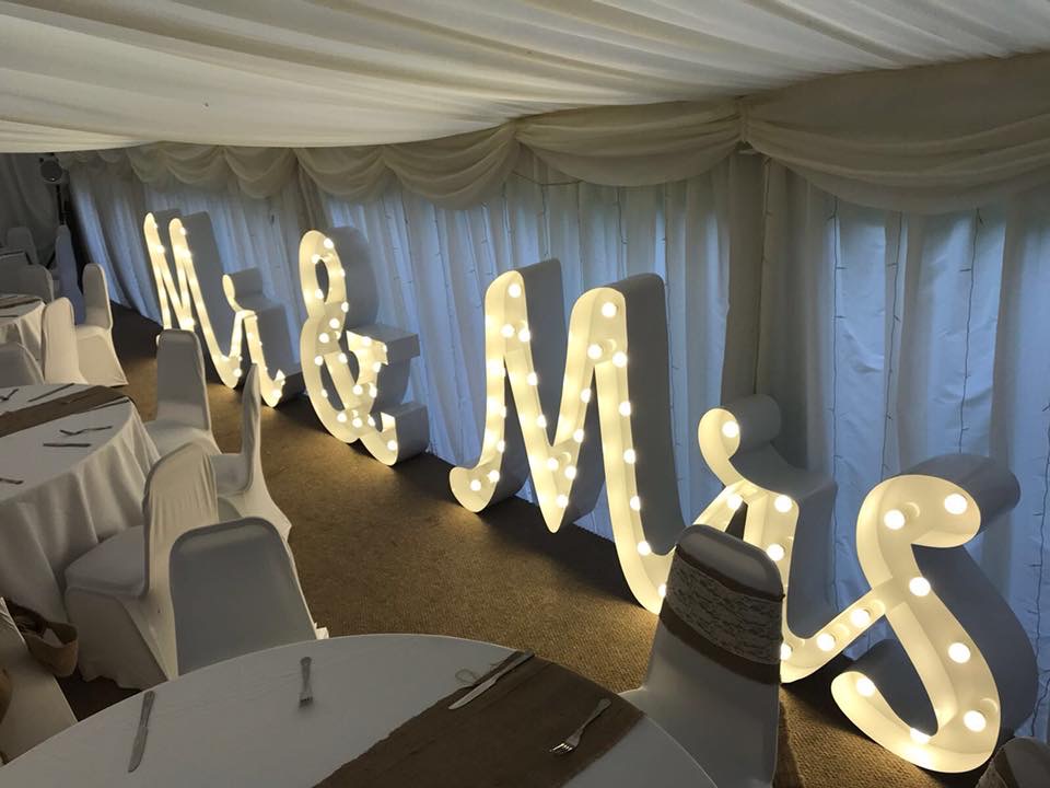 Leuchtbuchstaben „Mr & Mrs“ , cursiv mieten – Leipzig, ab 199 €/Tag – 5