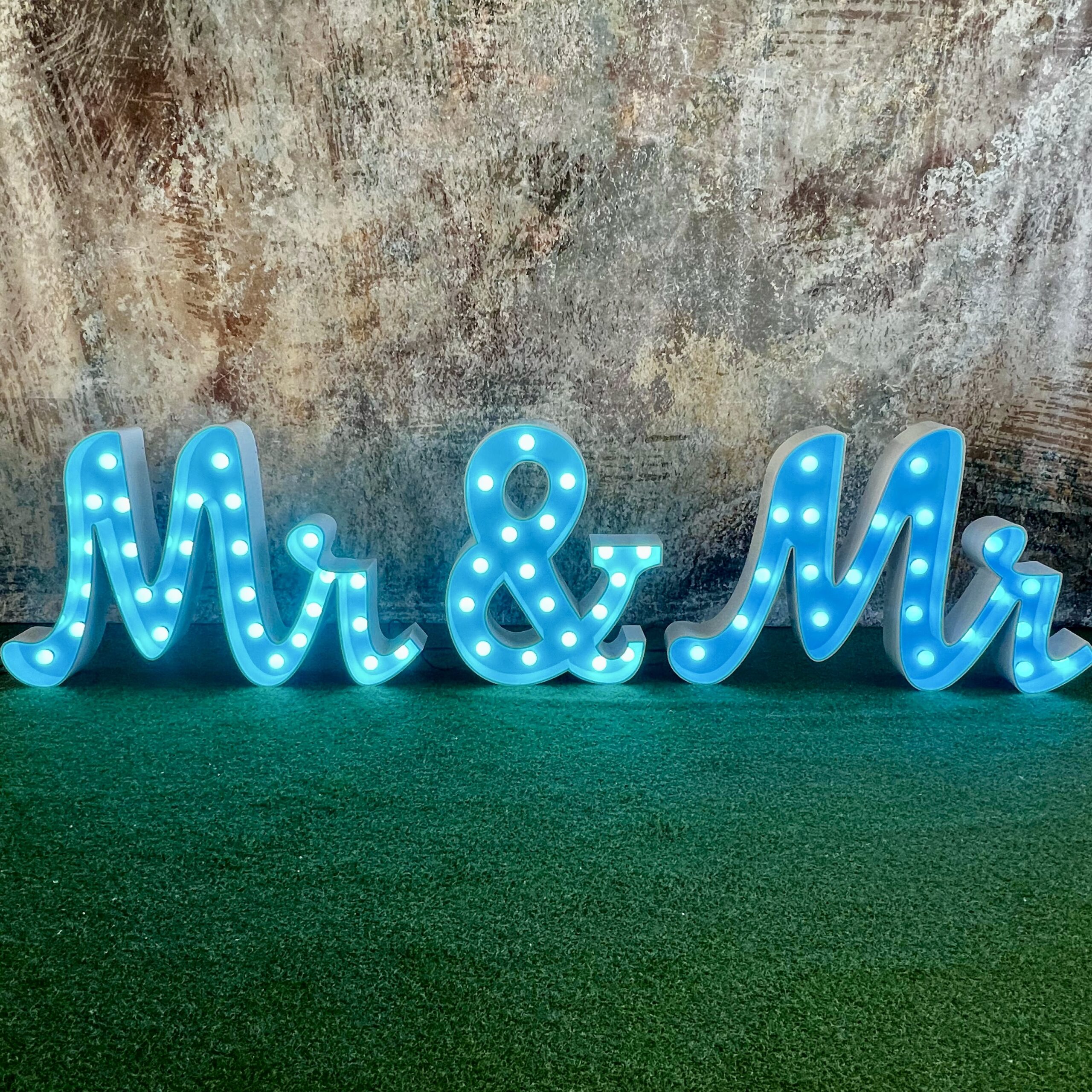 Leuchtbuchstaben „Mr & Mr“ , cursiv mieten – Leipzig, ab 199 €/Tag – 3