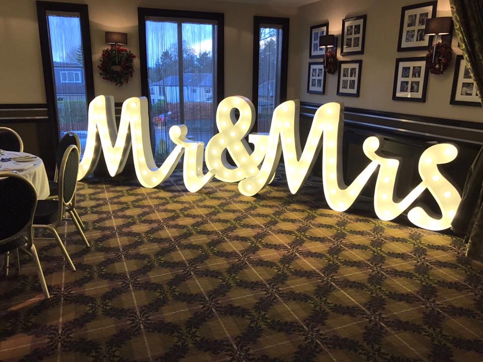 Leuchtbuchstaben „Mr & Mrs“ , cursiv mieten – Leipzig, ab 199 €/Tag – 3