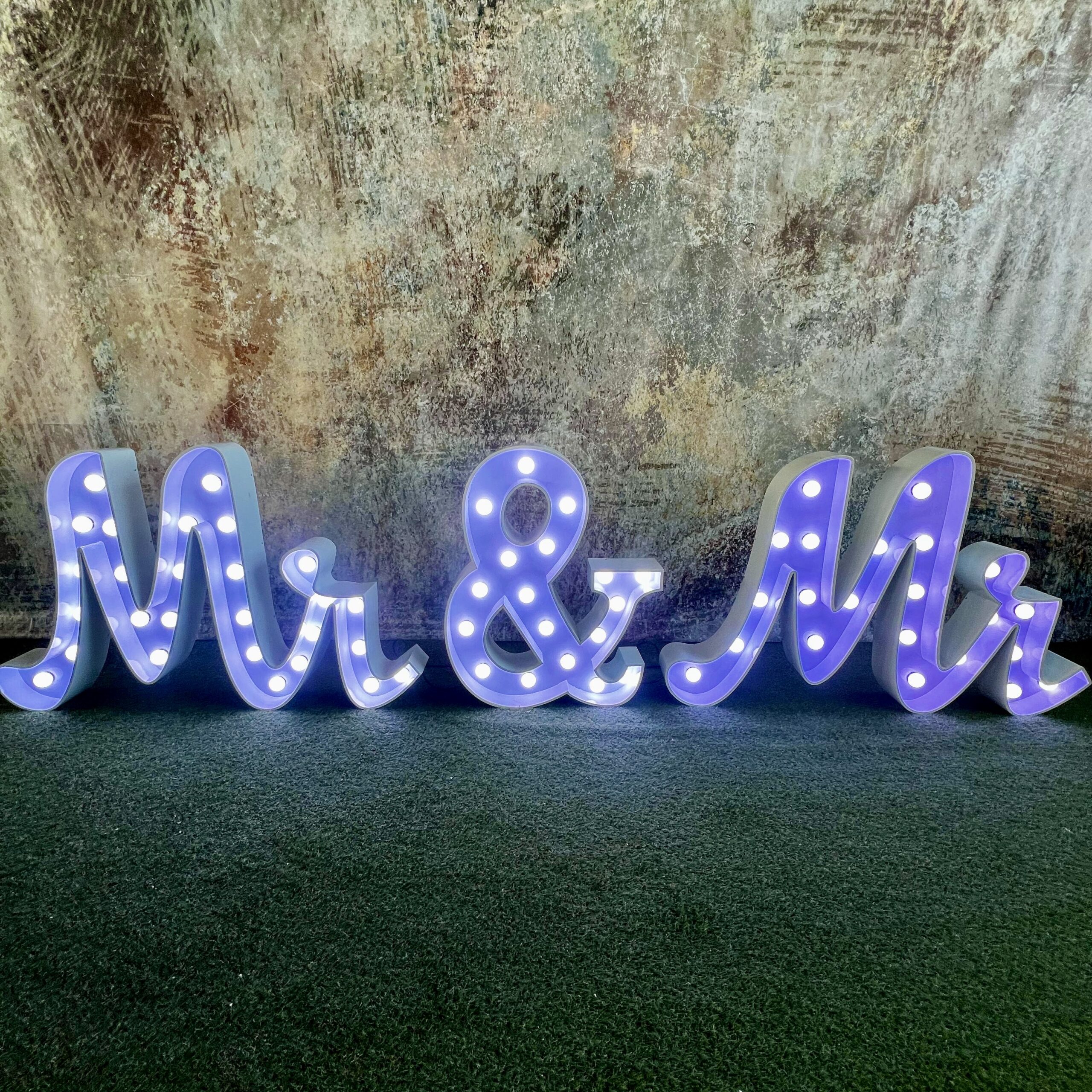 Leuchtbuchstaben „Mr & Mr“ , cursiv mieten – Leipzig, ab 199 €/Tag – 4