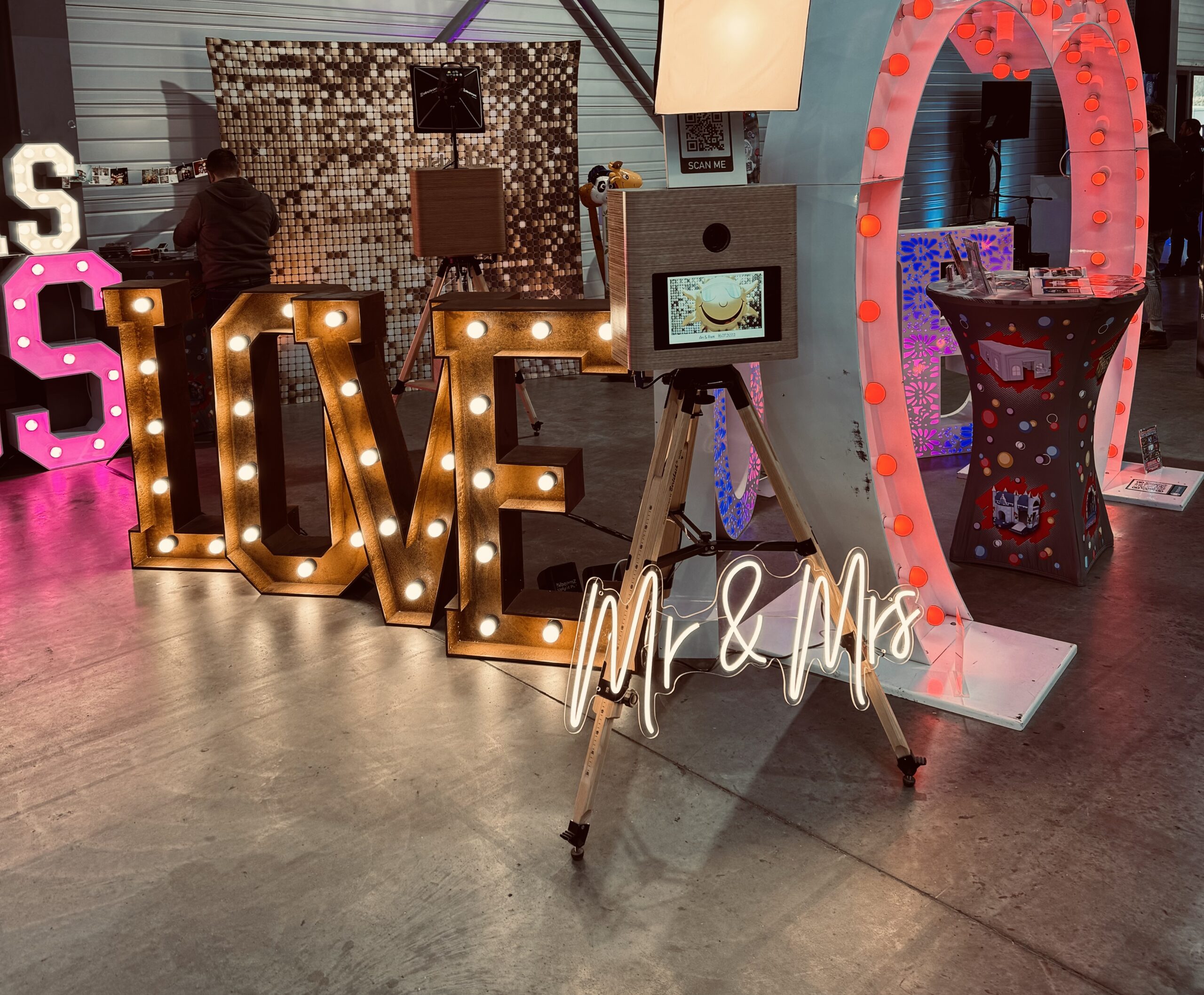 NEON-Leuchtschild „Mr & Mrs“ mieten – Leipzig, ab 69 € (Fr–Mo) – 5