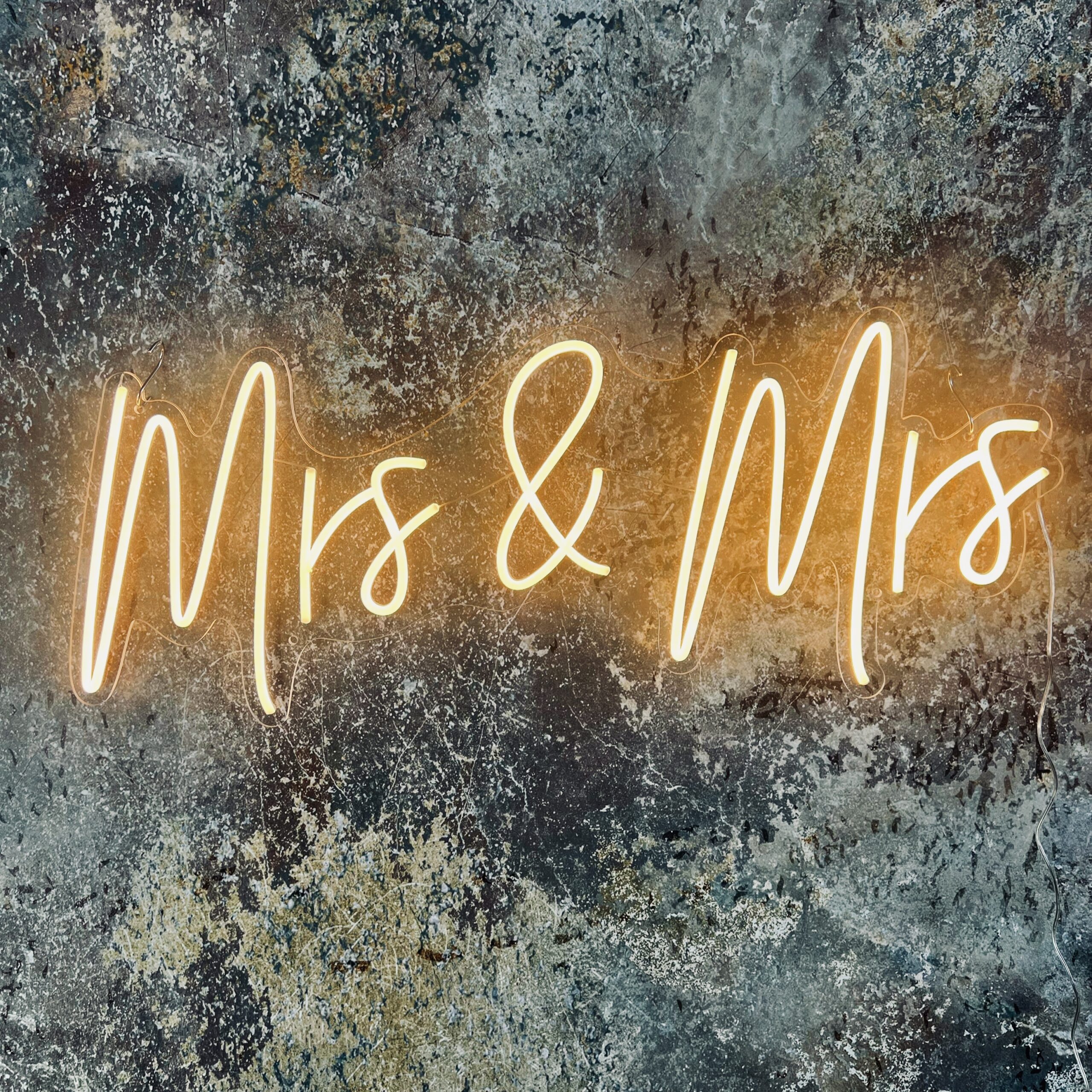 NEON-Leuchtschild „Mrs & Mrs“ mieten – Leipzig, ab 69 € (Fr–Mo) – 4