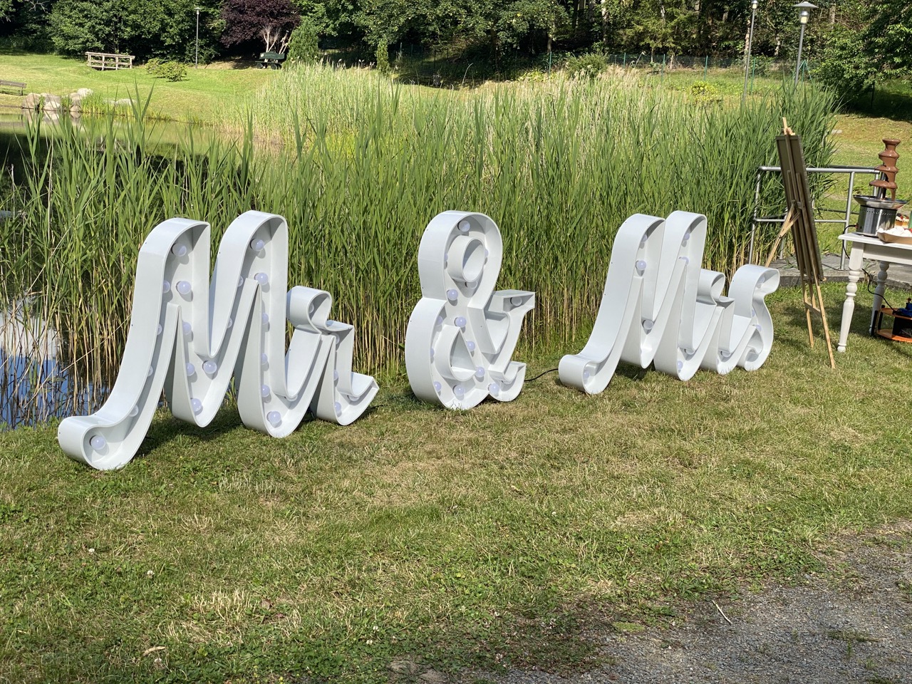 Leuchtbuchstaben „Mr & Mrs“ , cursiv mieten – Leipzig, ab 199 €/Tag – 2
