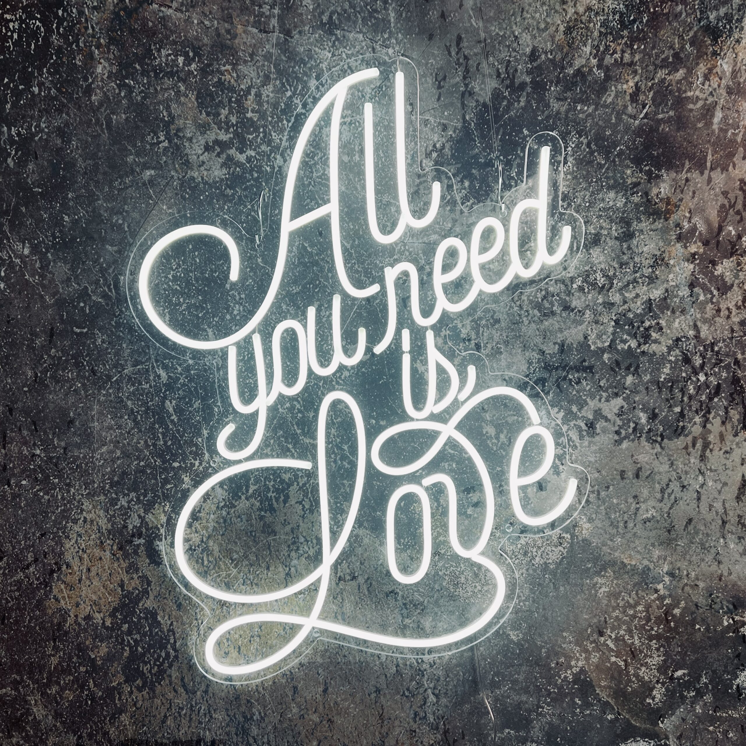 NEON-Leuchtschild „All you need is Love“ mieten – Leipzig, ab 79 € (Fr–Mo)